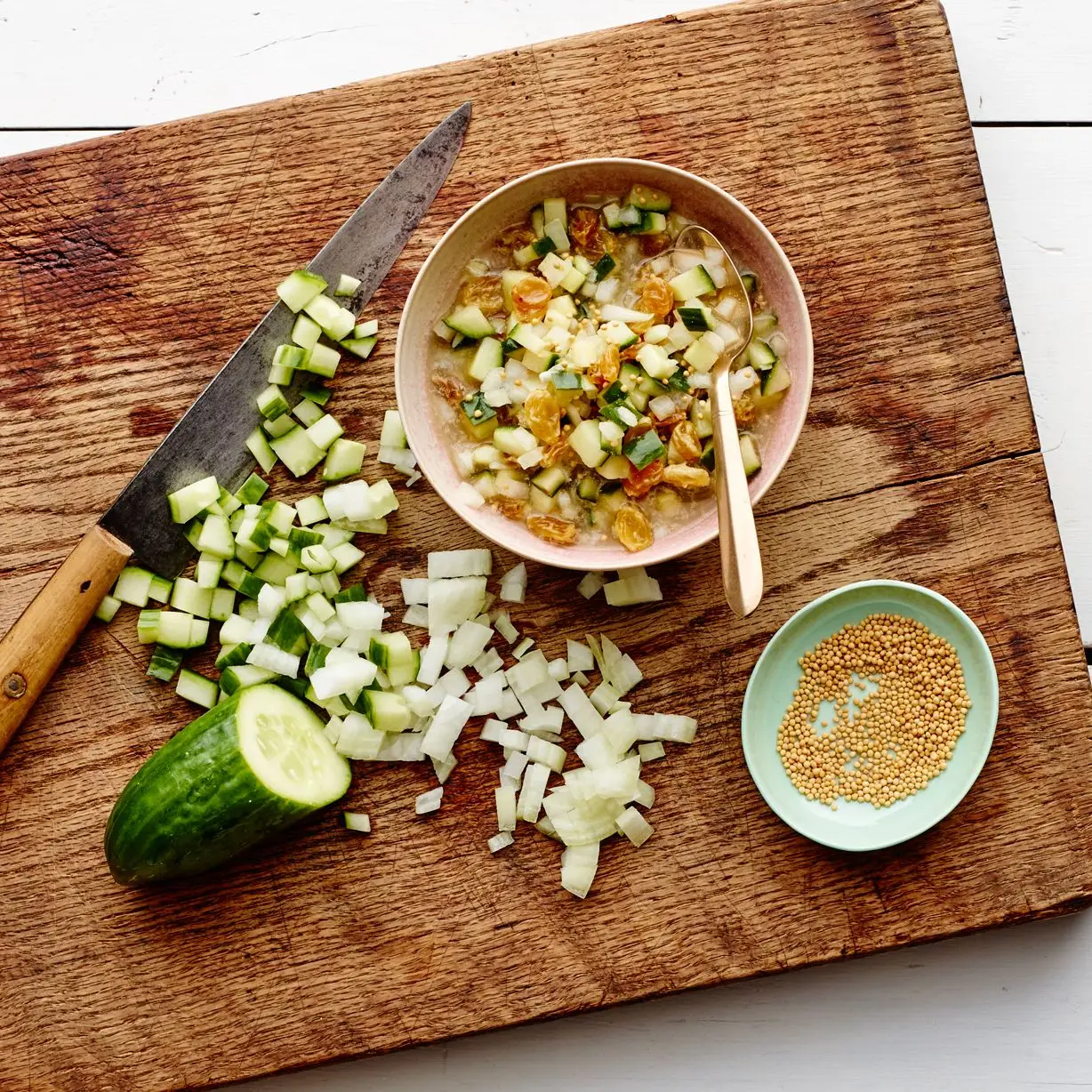 Pepino e passas apreciam com sementes de mostarda