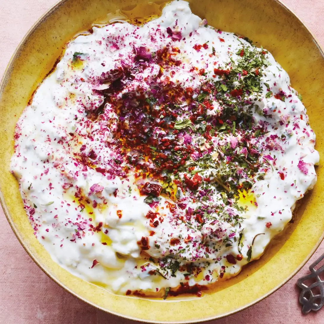 Iogurte com passas, pepino e nozes