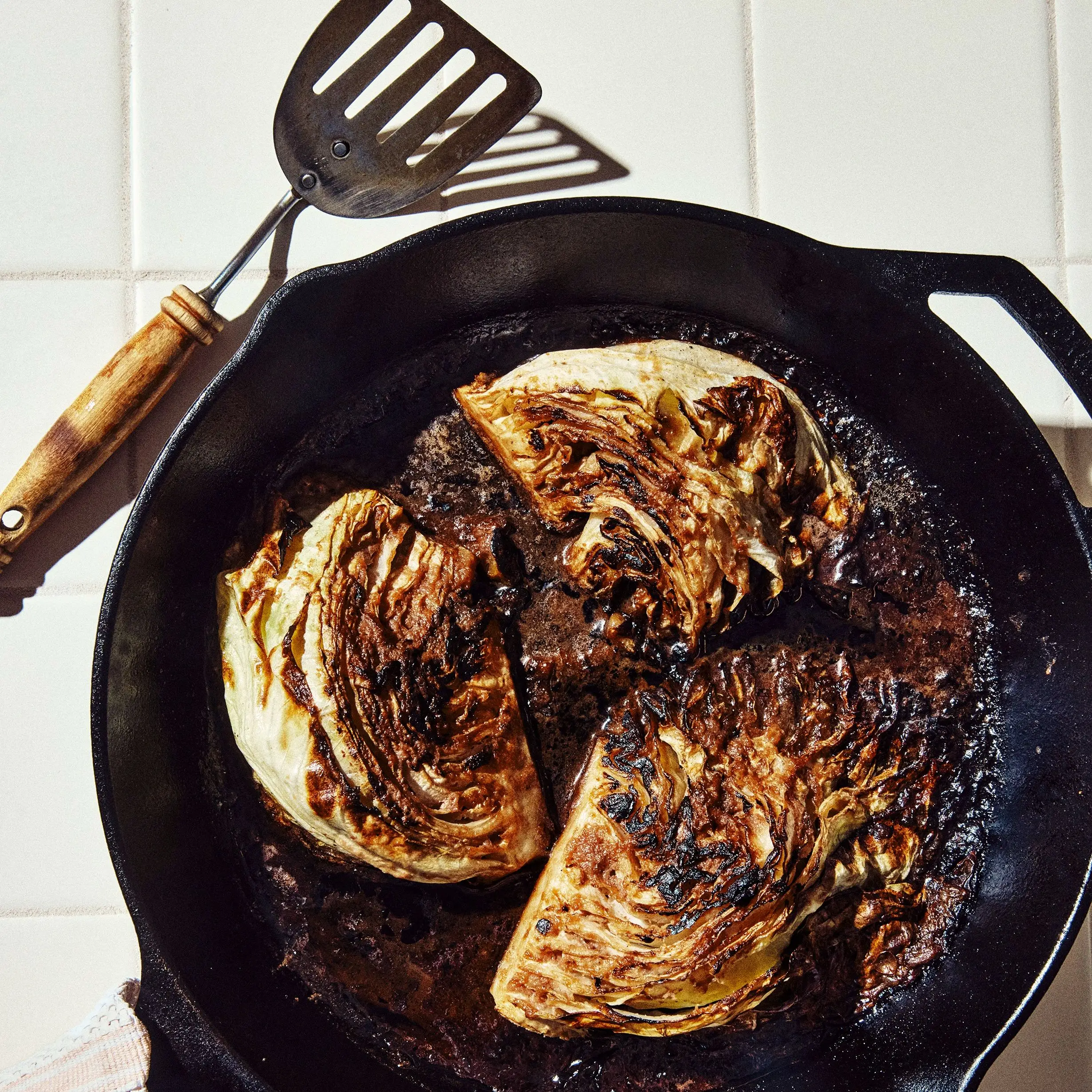 Repolho carbonizado com manteiga de pasta de camarão