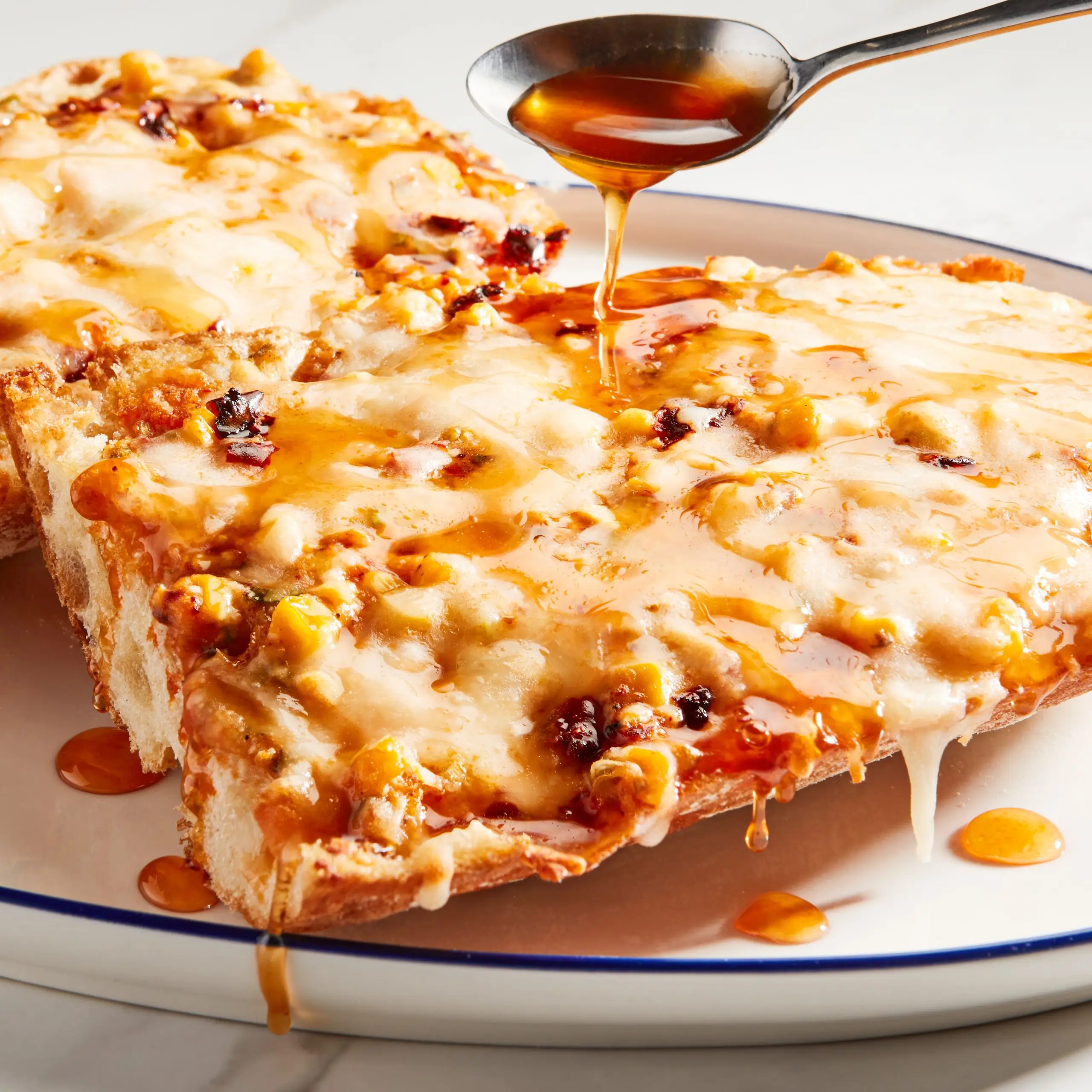 Ciabatta de queijo de milho com alho picante