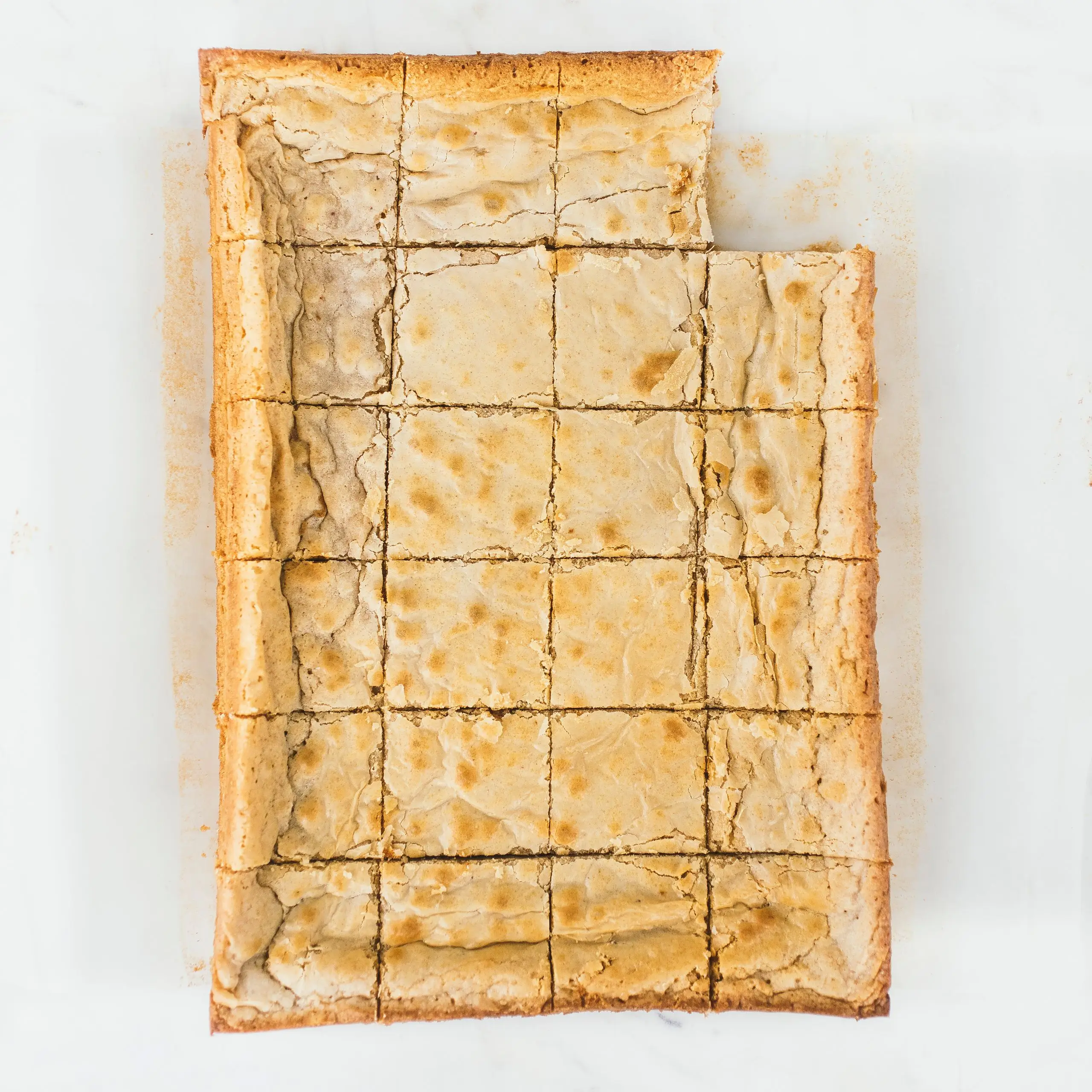 Brownies de chocolate branco com caramelo de gergelim torrado