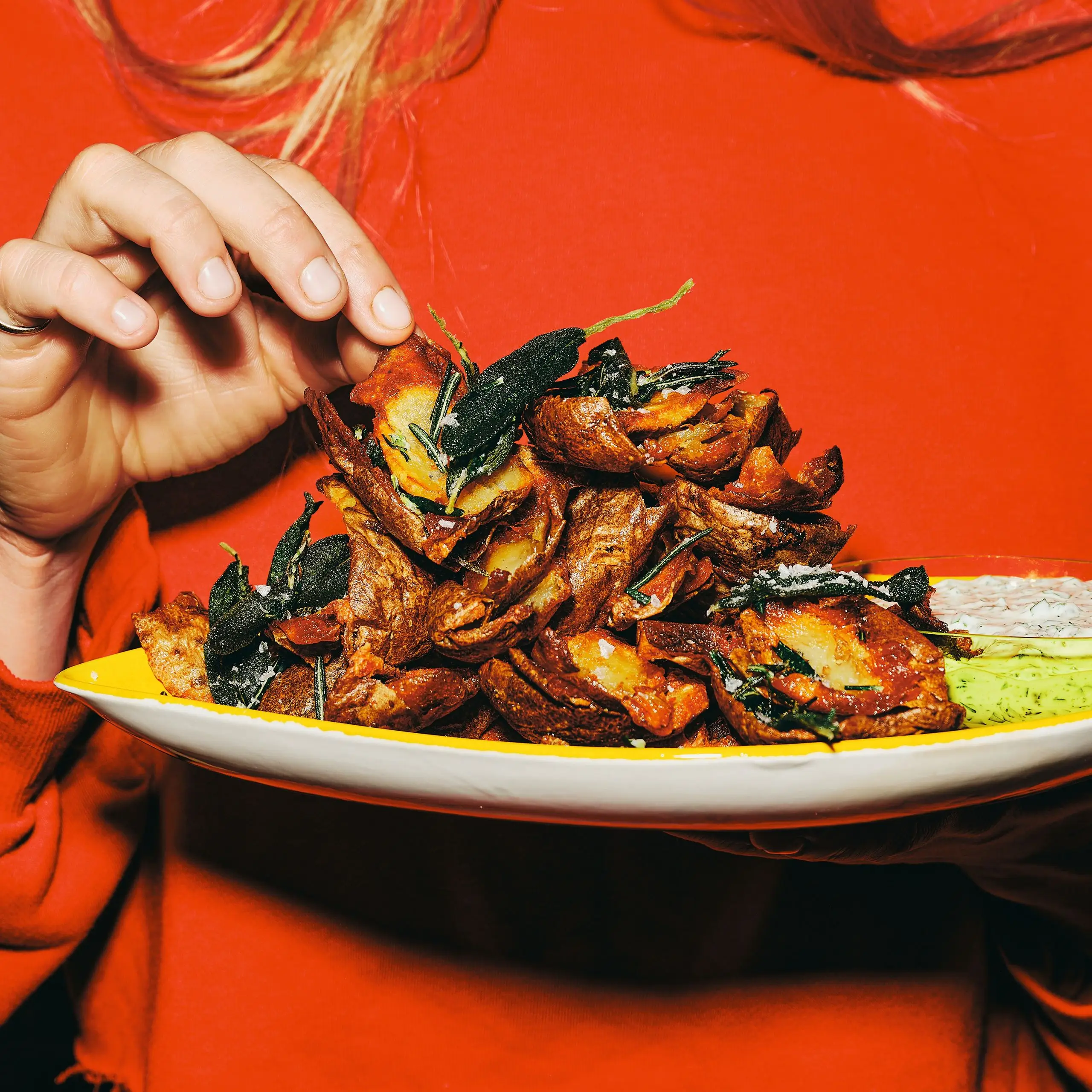 Peles de batata crocante com erva frita aioli