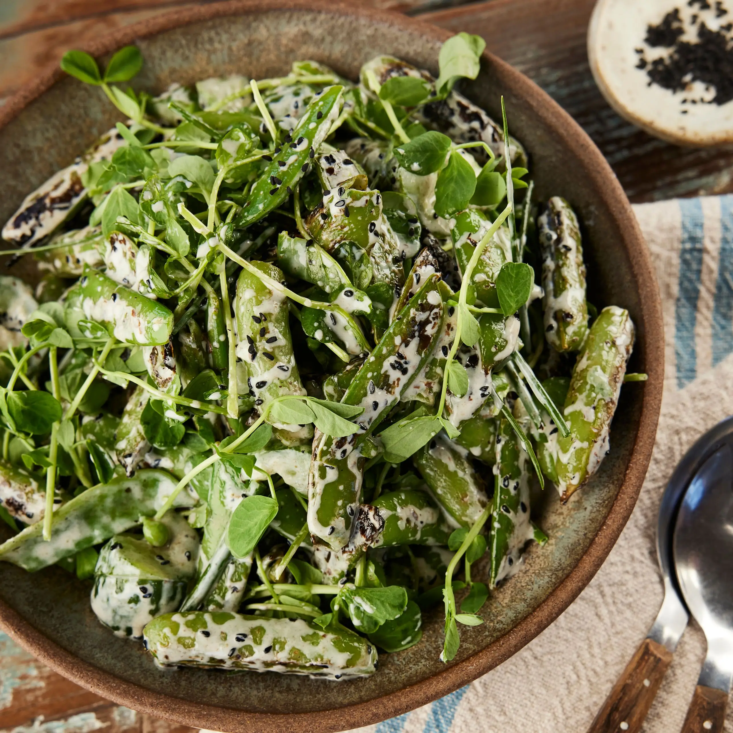 Salada de ervilha assada com molho no estilo Yakult