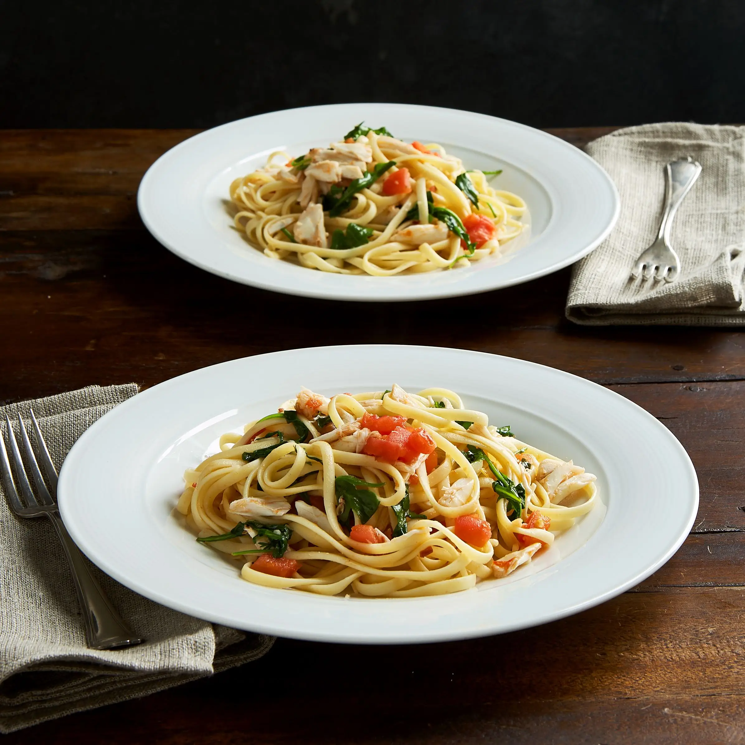 Linguine de caranguejo com rúcula