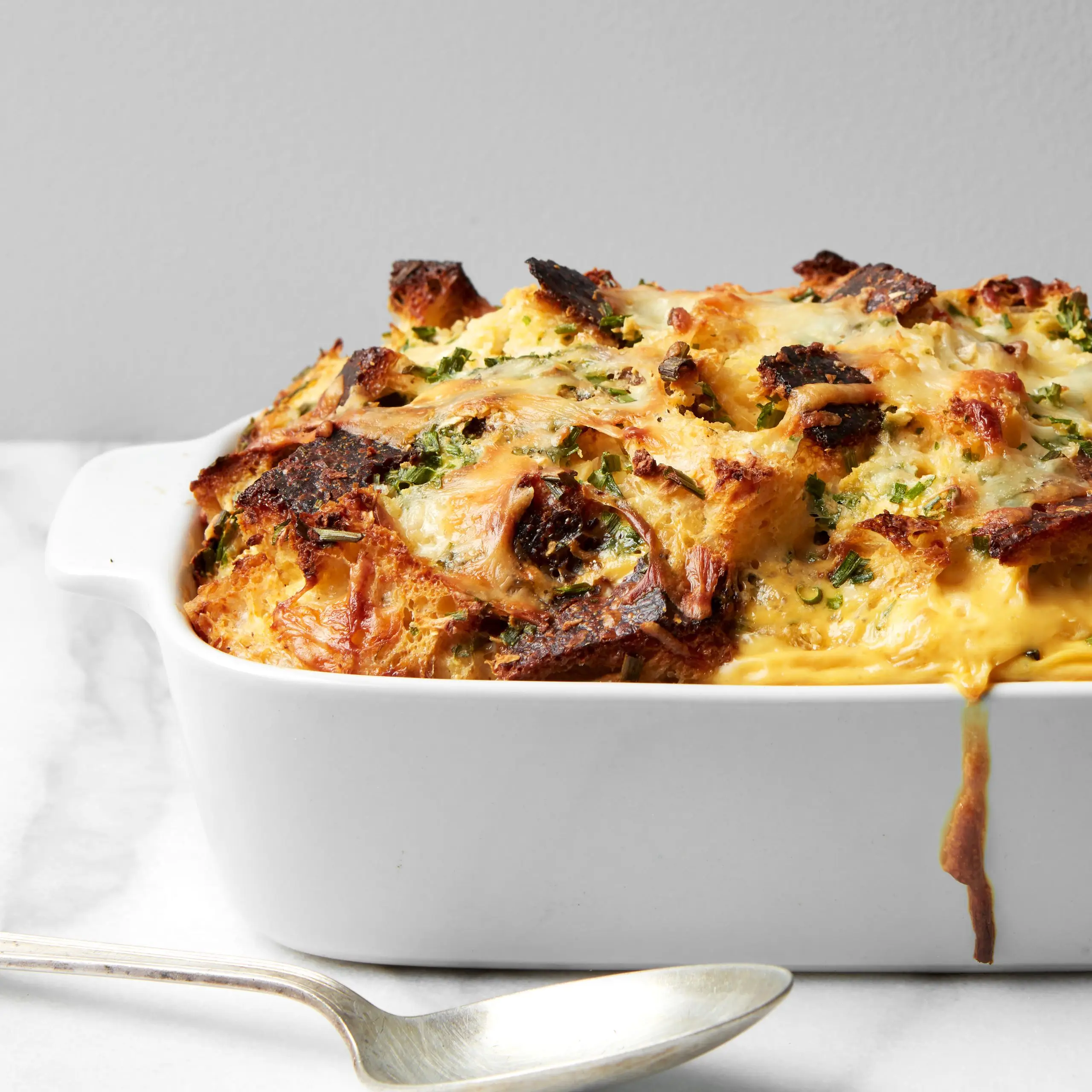 Strata de café da manhã de cebola francesa