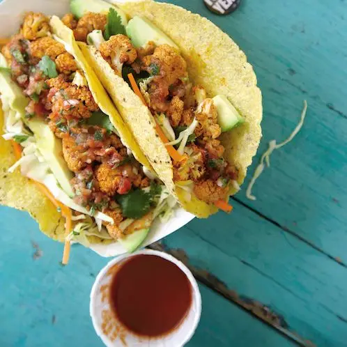 Tacos de cerveja assada e couve -flor com coentro de coentro com coentro
