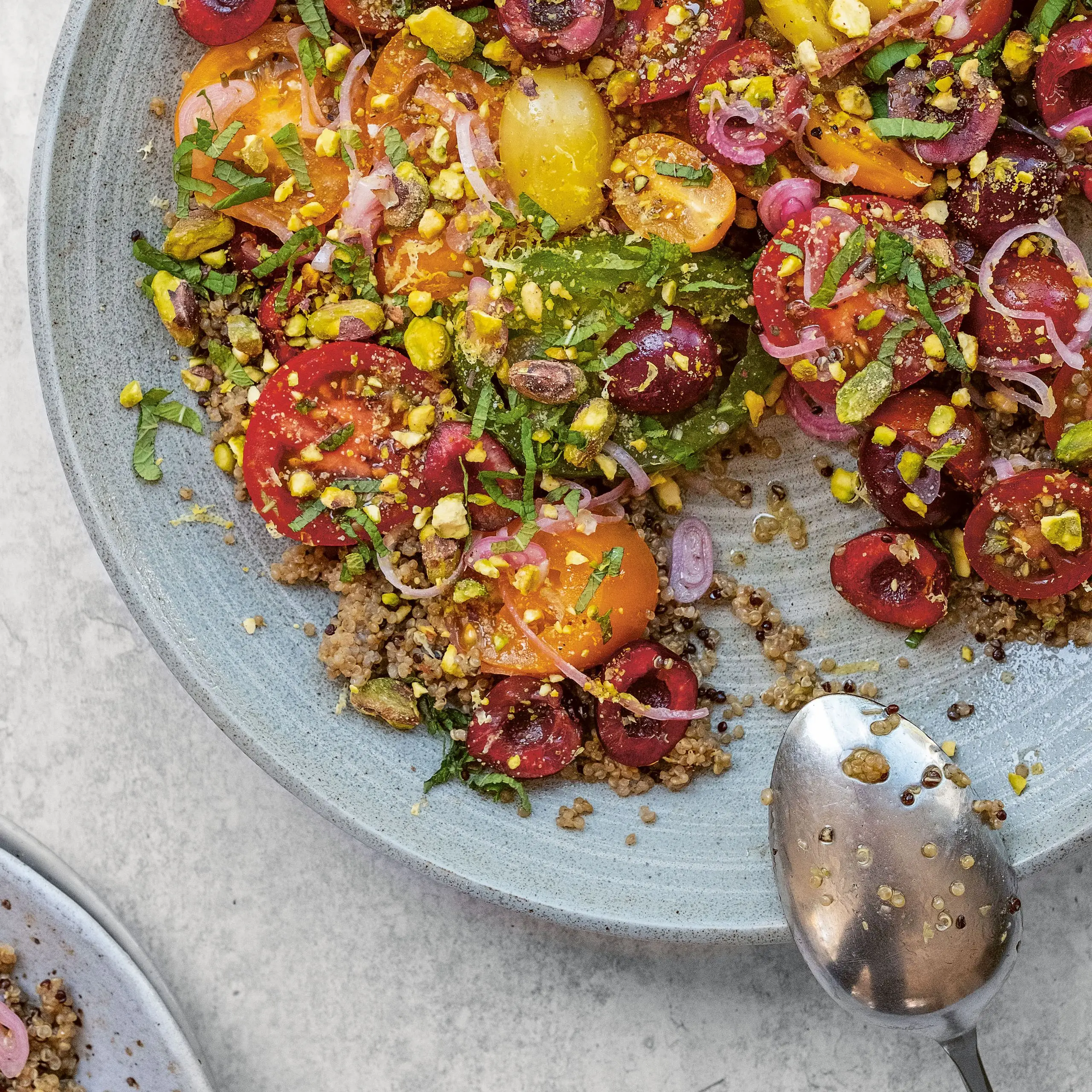 Quinoa de tomate e cereja com pistache