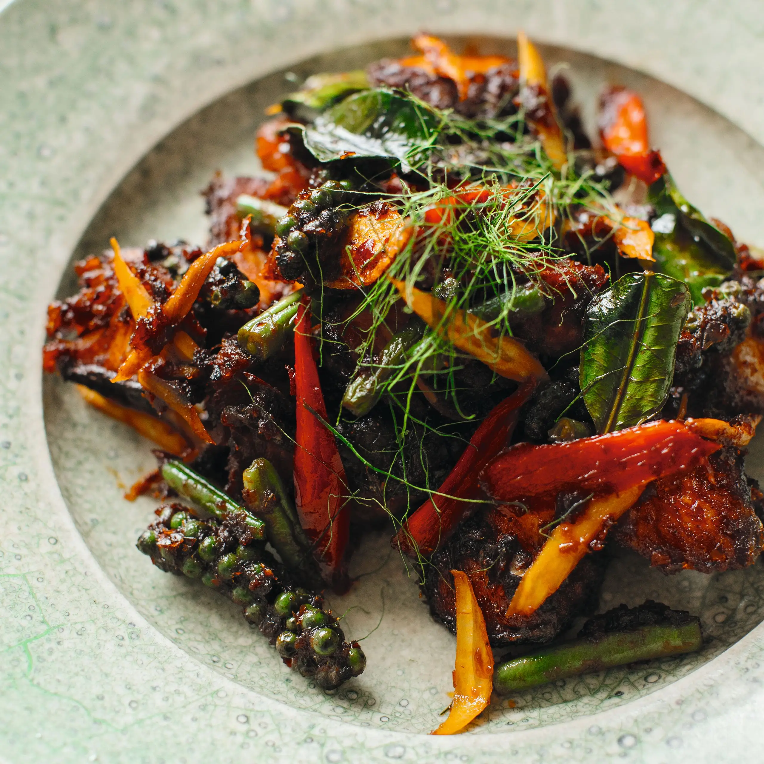 PAD PRIK KHING PLA TORT (Curry vermelho seco de salmão crocante)