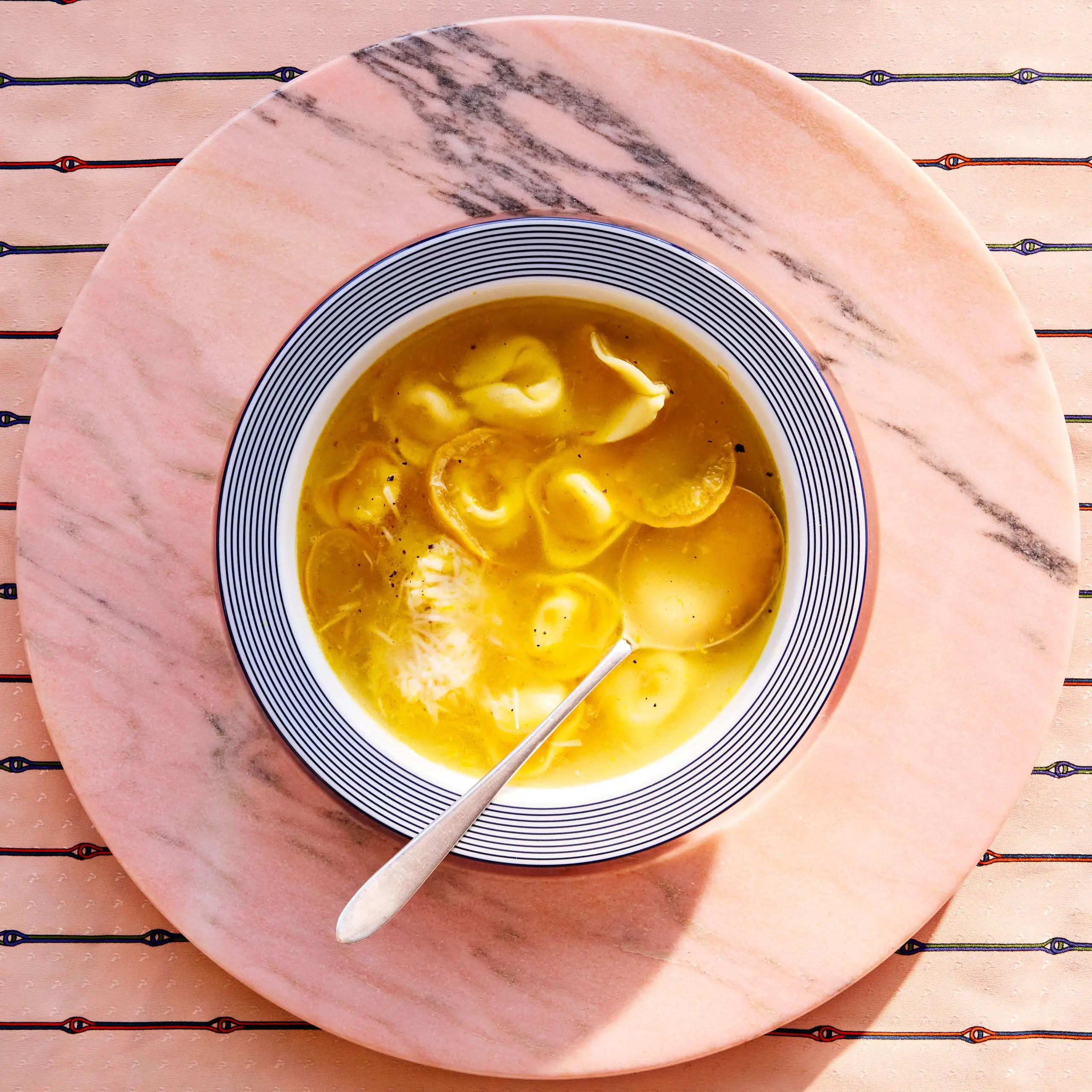 Tortellini em caldo de limão pré -termo
