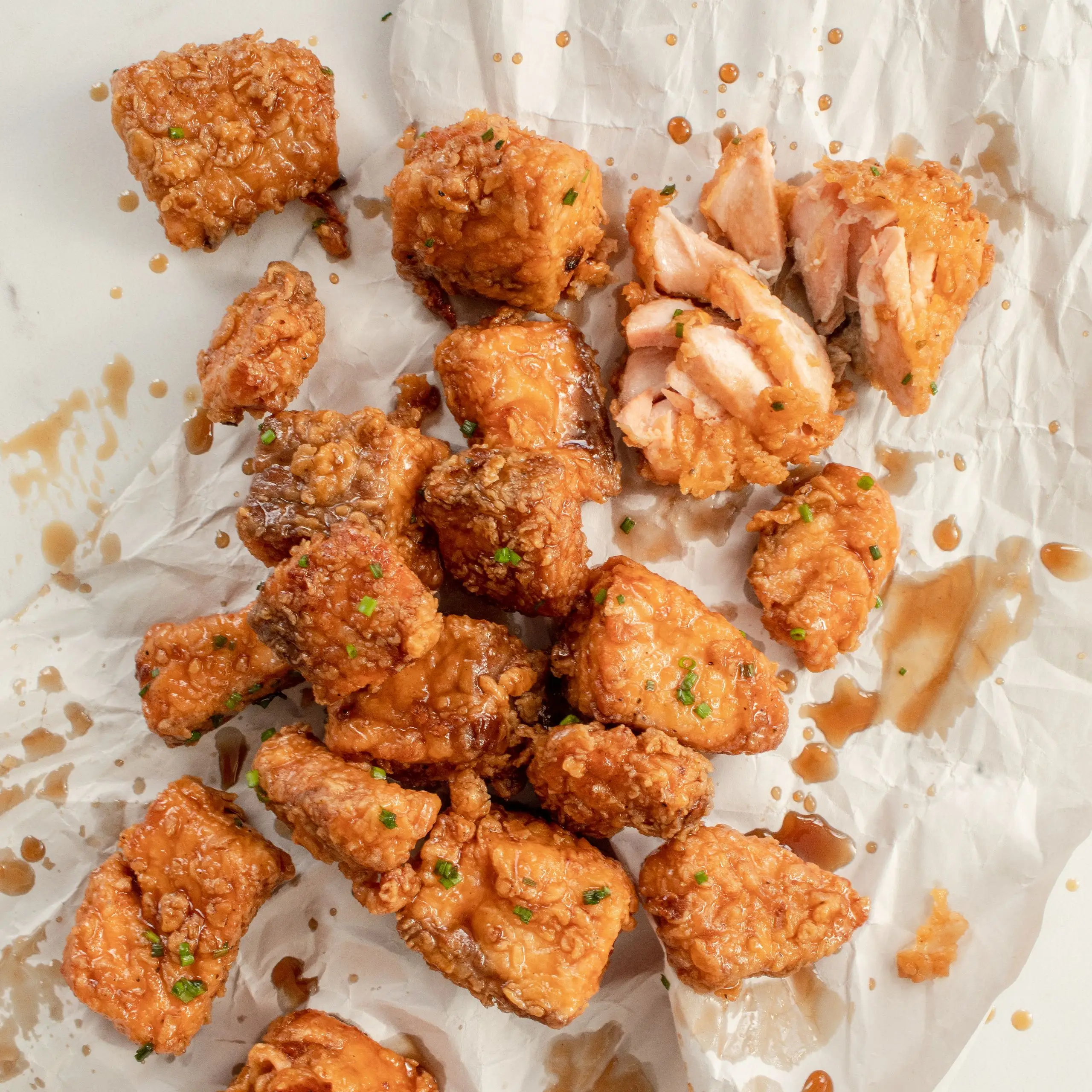 Nuggets de salmão frito com vias de bourbon