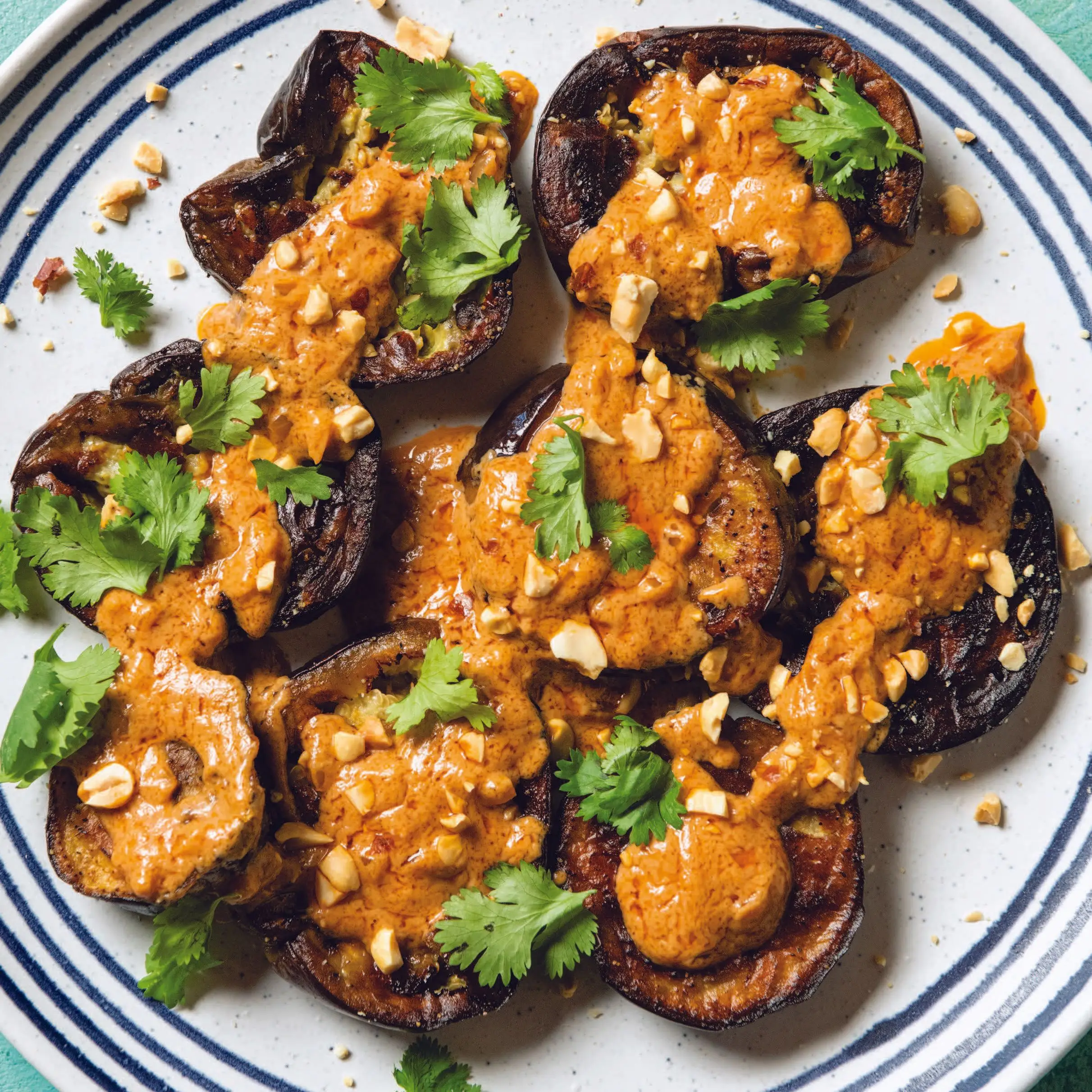 Berinjela assada em molho de amendoim