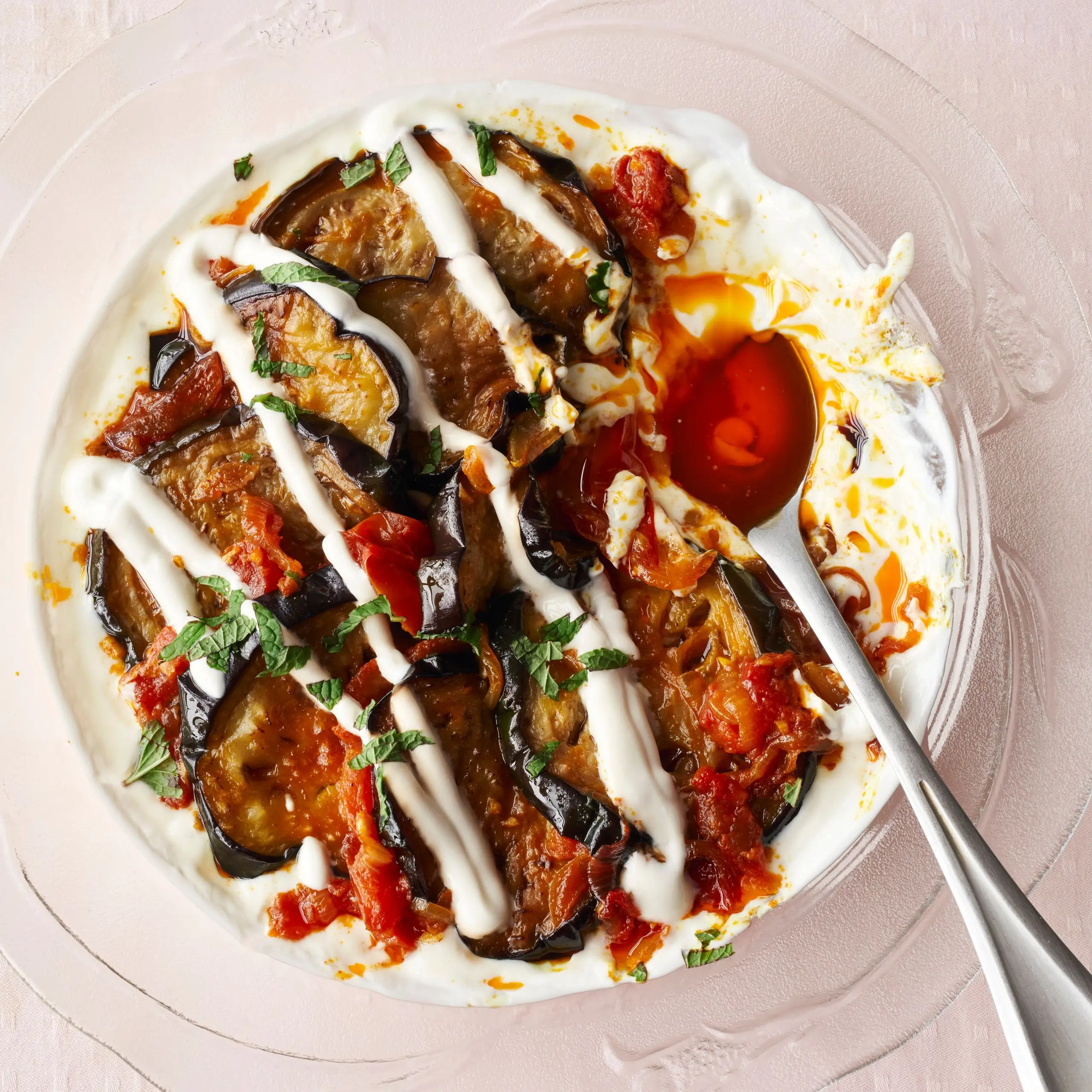 Borani Banjan (berinjela frita no estilo afegão em iogurte)