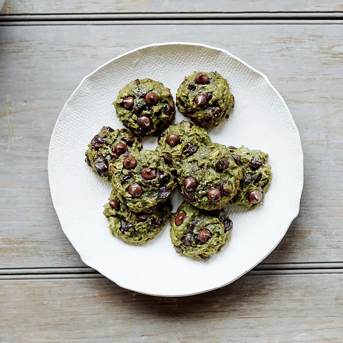 Biscoitos de chip matcha -chocolate