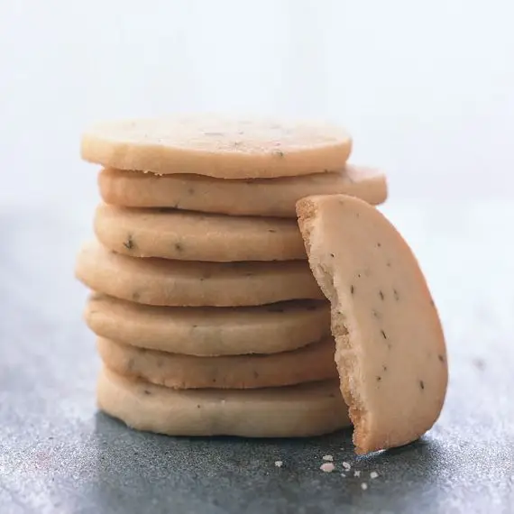 Biscoito short-short com cheiro de sálvia