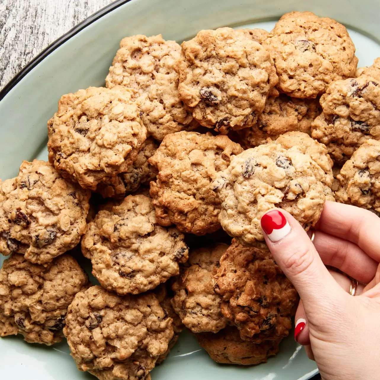 Quaker vanishing oatmeal raisin cookies on an oval plate.