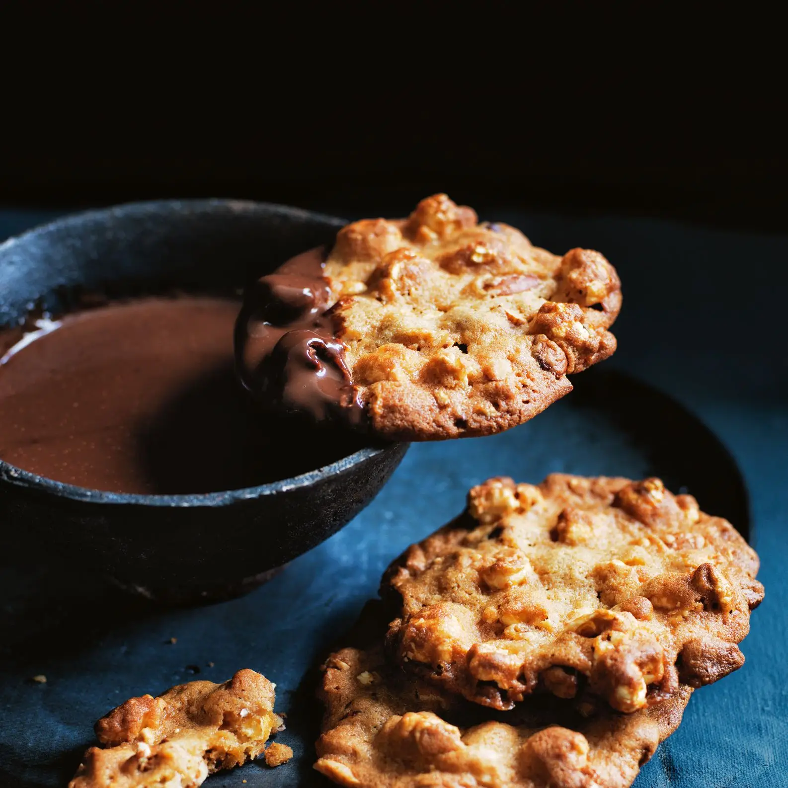 Pipoca de caramelo, amêndoa salgada e biscoitos de malte