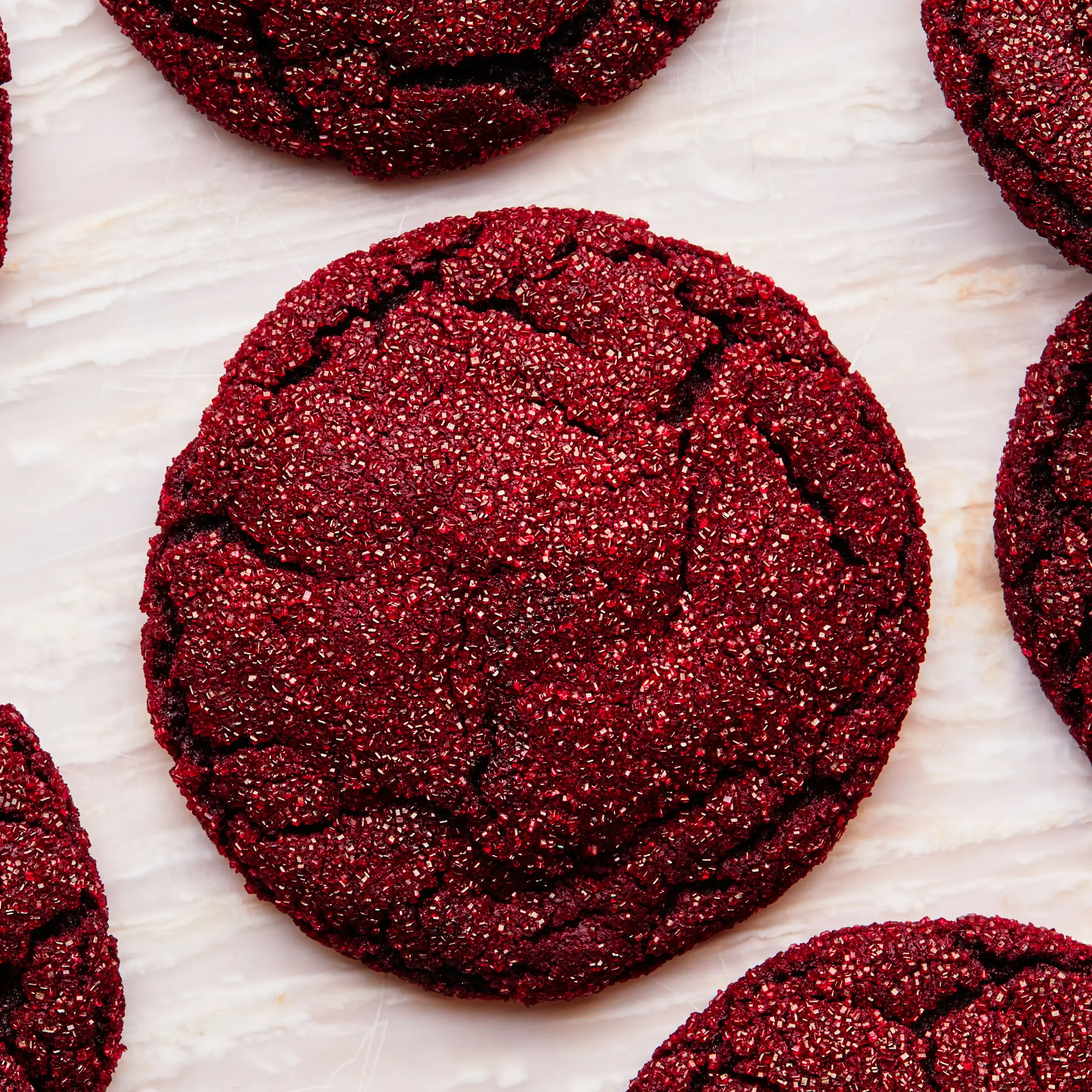 Biscoitos de veludo vermelho brilhante