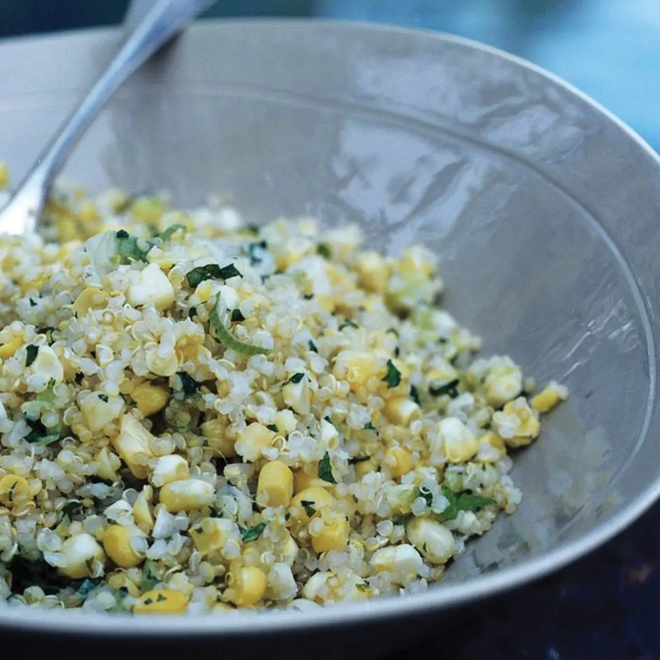 Quinoa com milho, cebolinha e hortelã