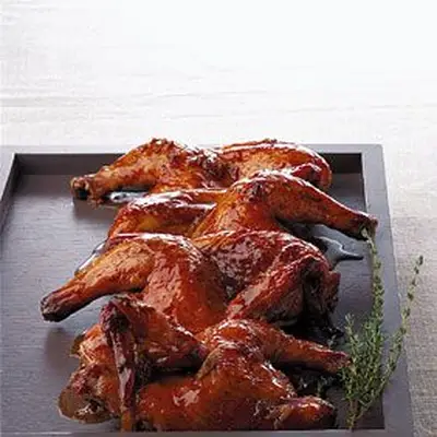 Galinhas da Cornualha com esmalte de alho doce