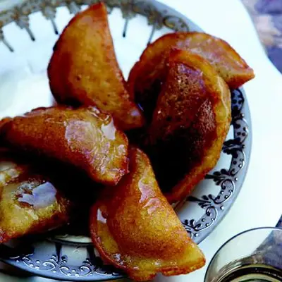 Crepes cheios de queijo ou nozes (Atayef)