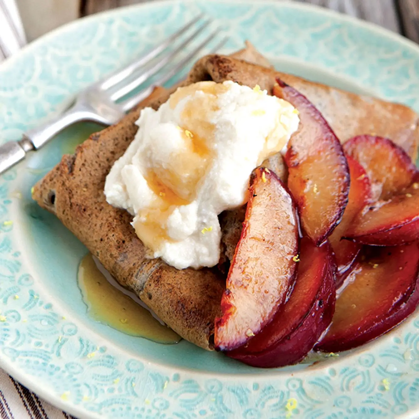 Crepes de trigo sarraceno com ricota com mel e ameixas salteadas