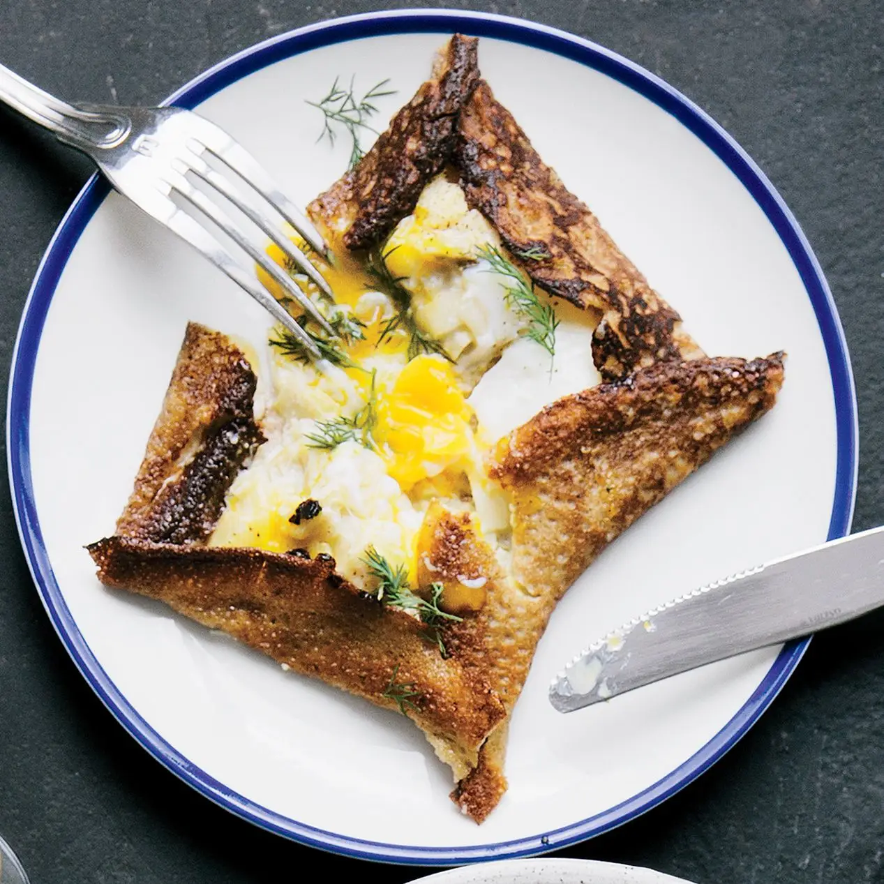 Crepes de trigo sarraceno com alho -porro cremoso e ovos assados