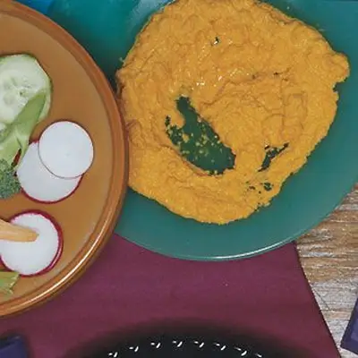 Dipa de cenoura de gengibre com cruditos