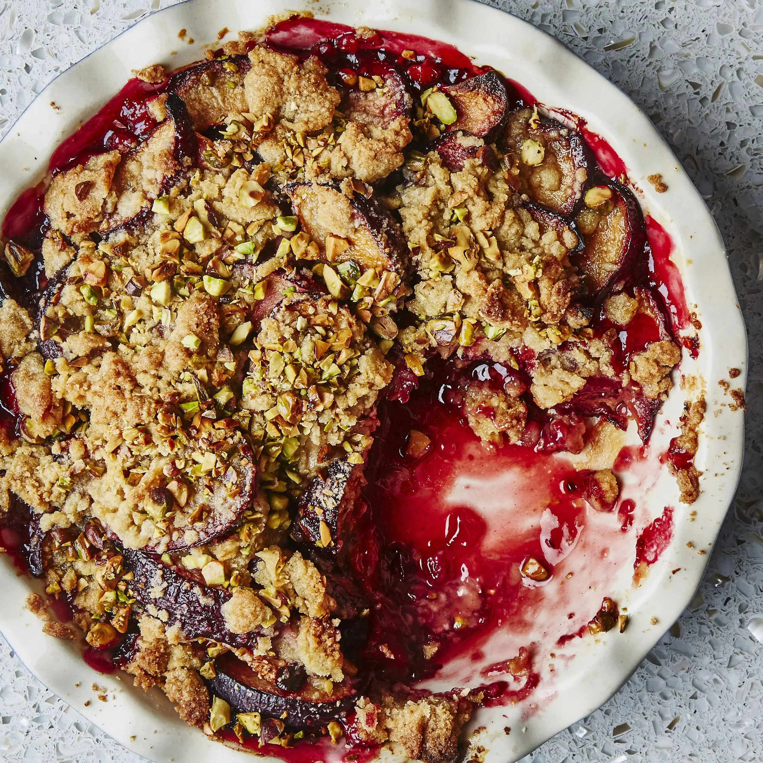 Plum-Cardamom Crumble com pistache