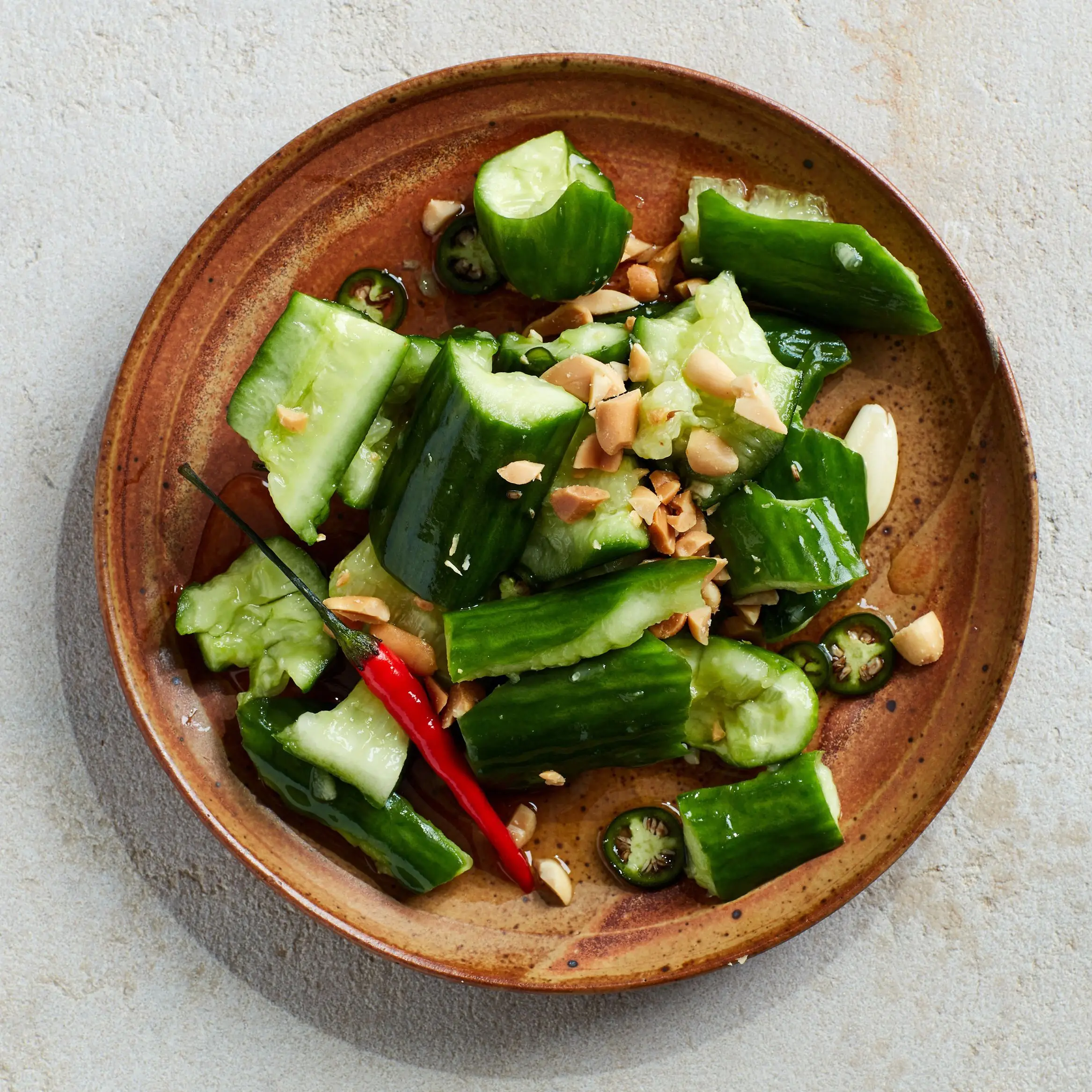 Rozdrvený uhorkový šalát s horúcim octom