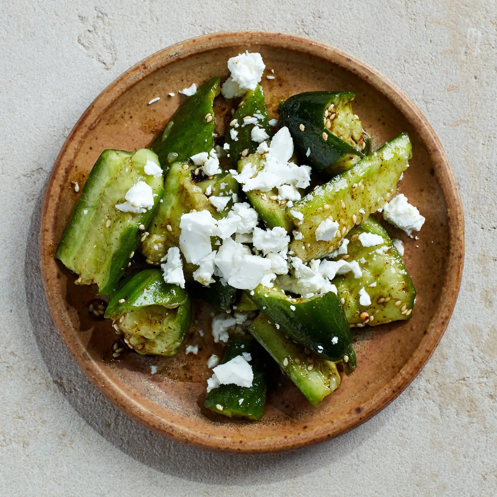 Insalata di cetriolo schiacciato con formaggio e feta