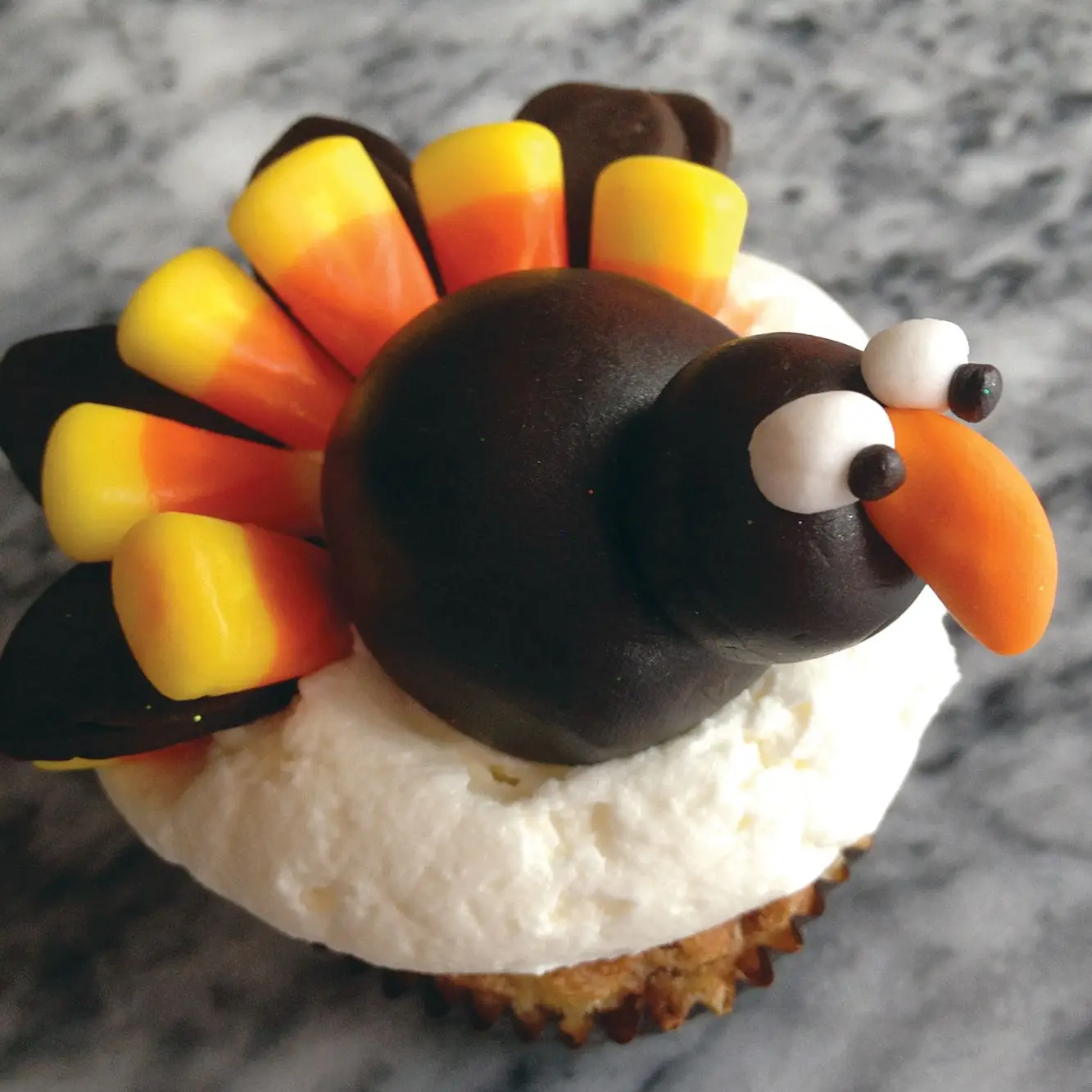 Cupcakes de peru de especiarias de cranberry com cobertura de queijo creme de baunilha