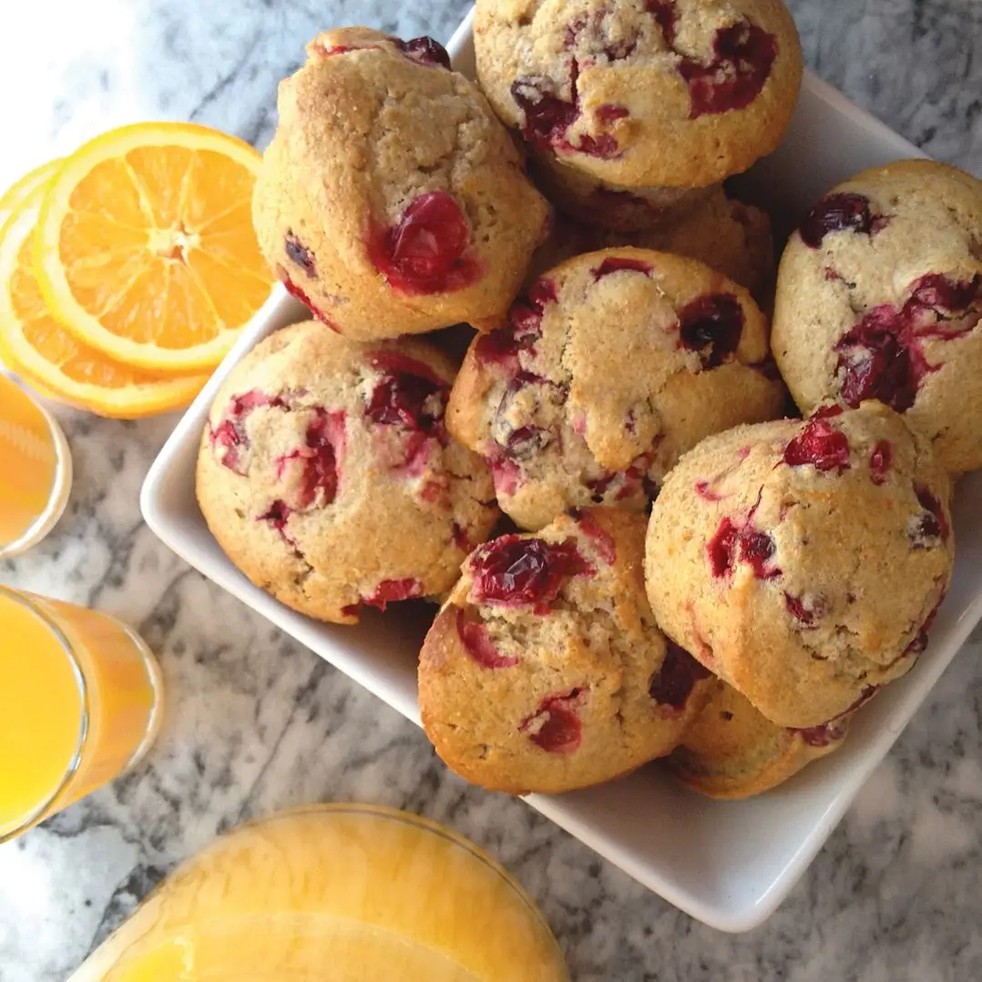Cupcakes de laranja de cranberry de trigo integral