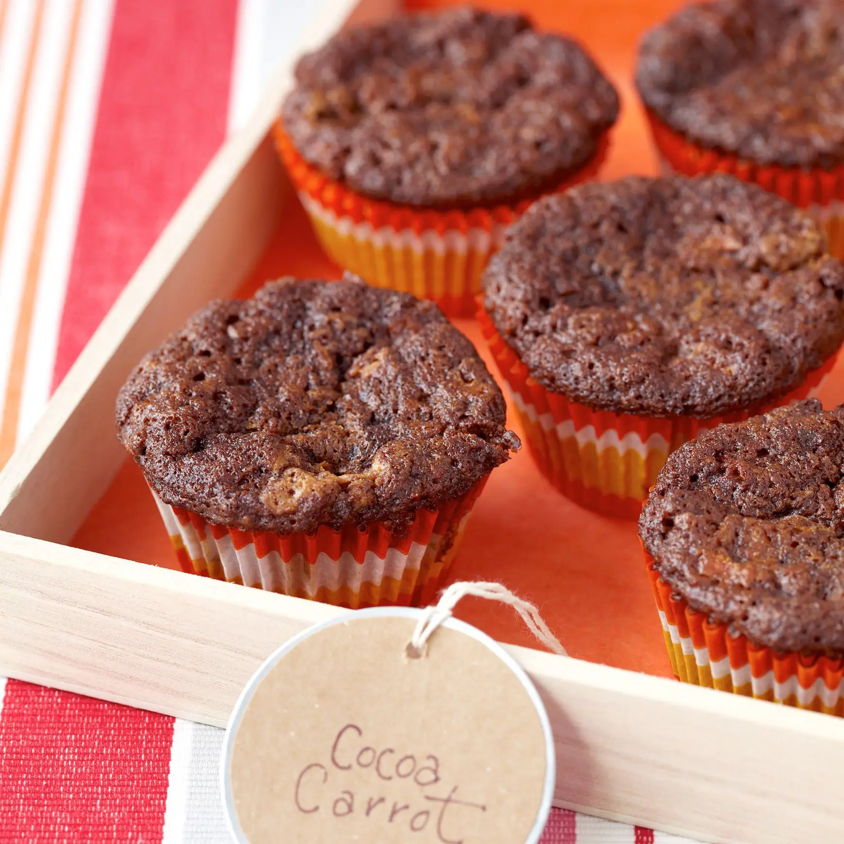 Cupcakes de cacau-carrota com lascas de chocolate branco