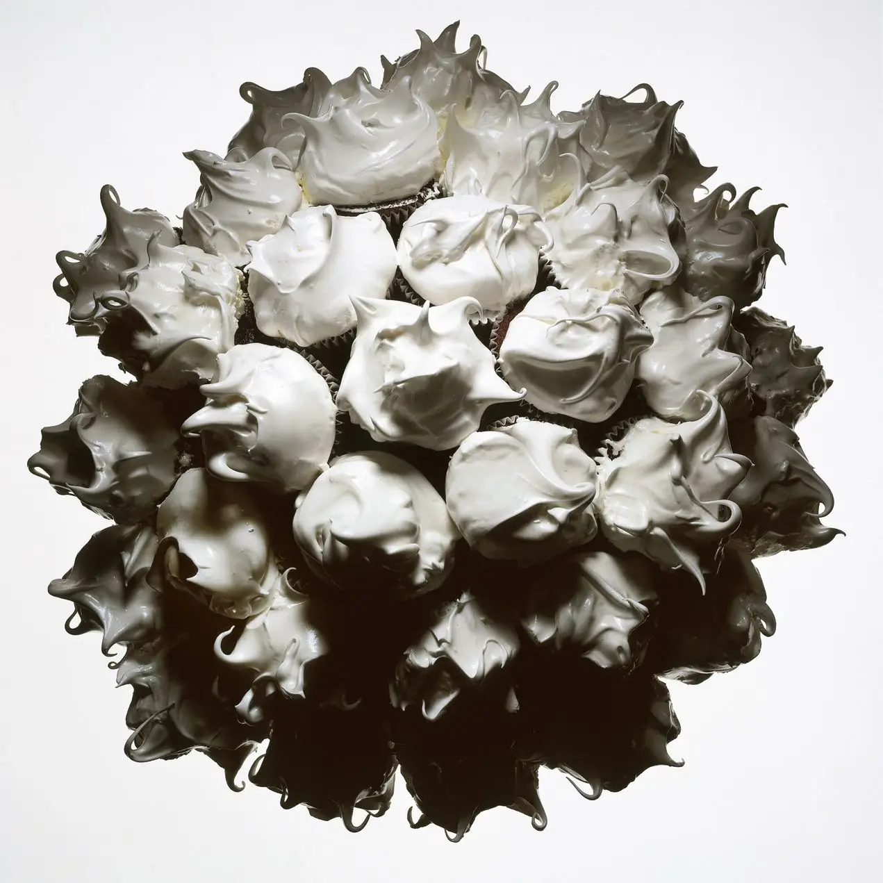 Cupcakes de chocolate cheio de ganache com cobertura de sete minutos