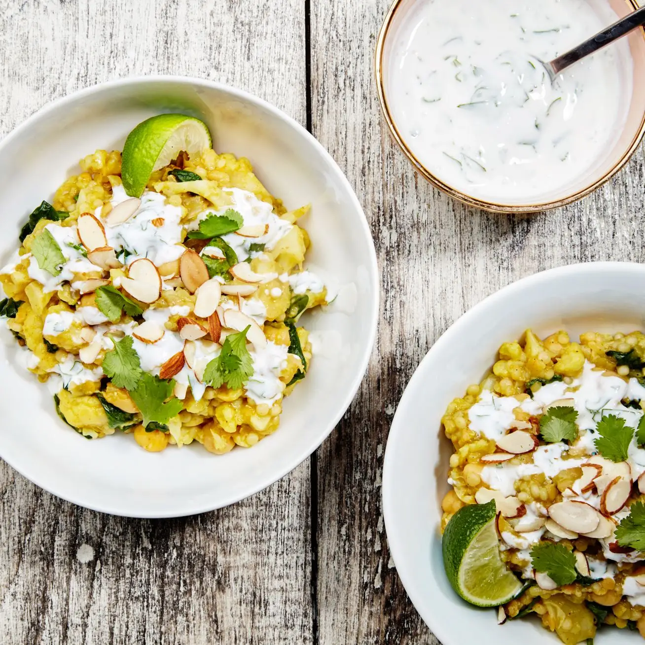 Couve-flor curiosa de um pote com cuscuz e grão de bico