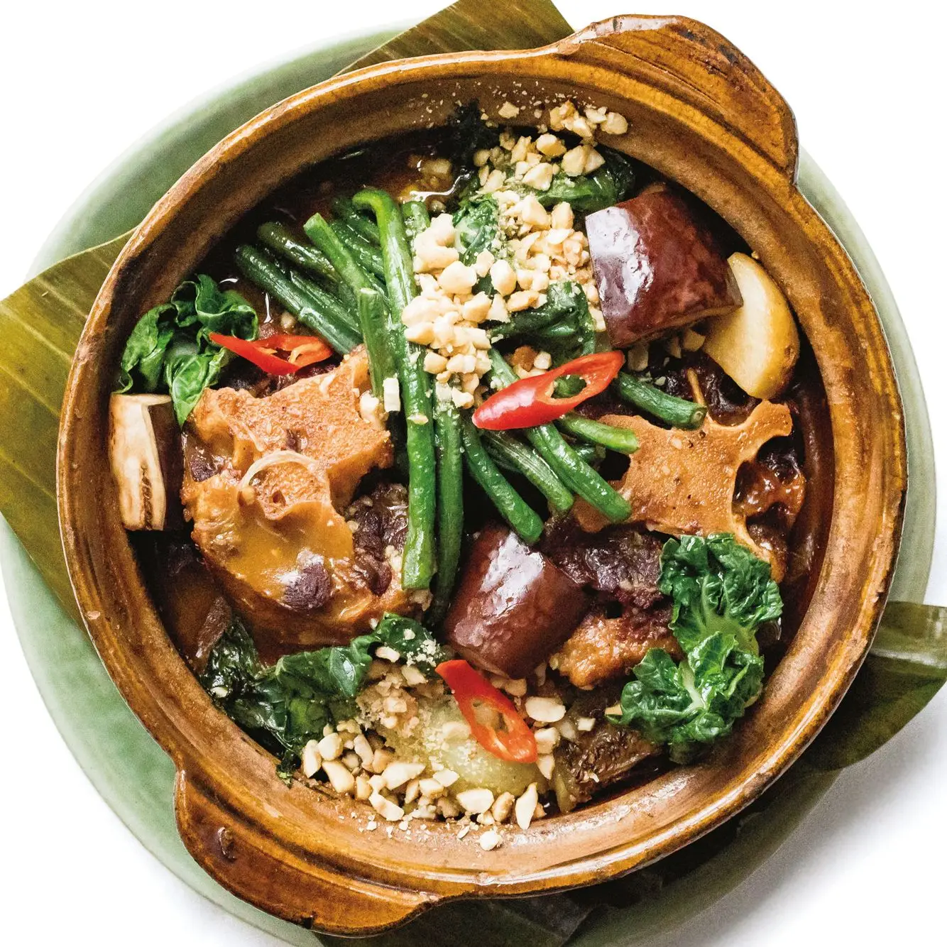 Kare-Kare com feijão, baby bok choy e berinjela