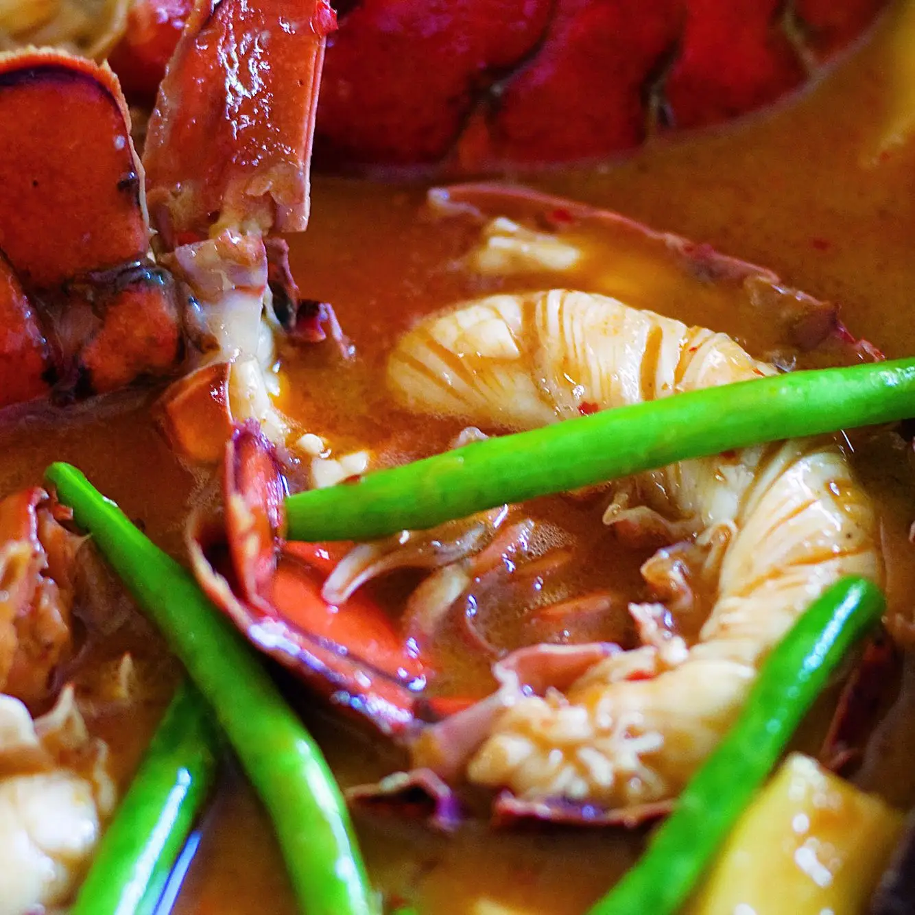 Curry vermelho de lagosta e abacaxi