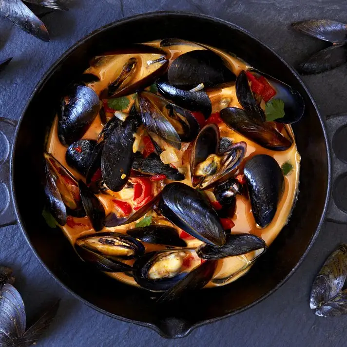 Mexilhões com molho de curry de coco