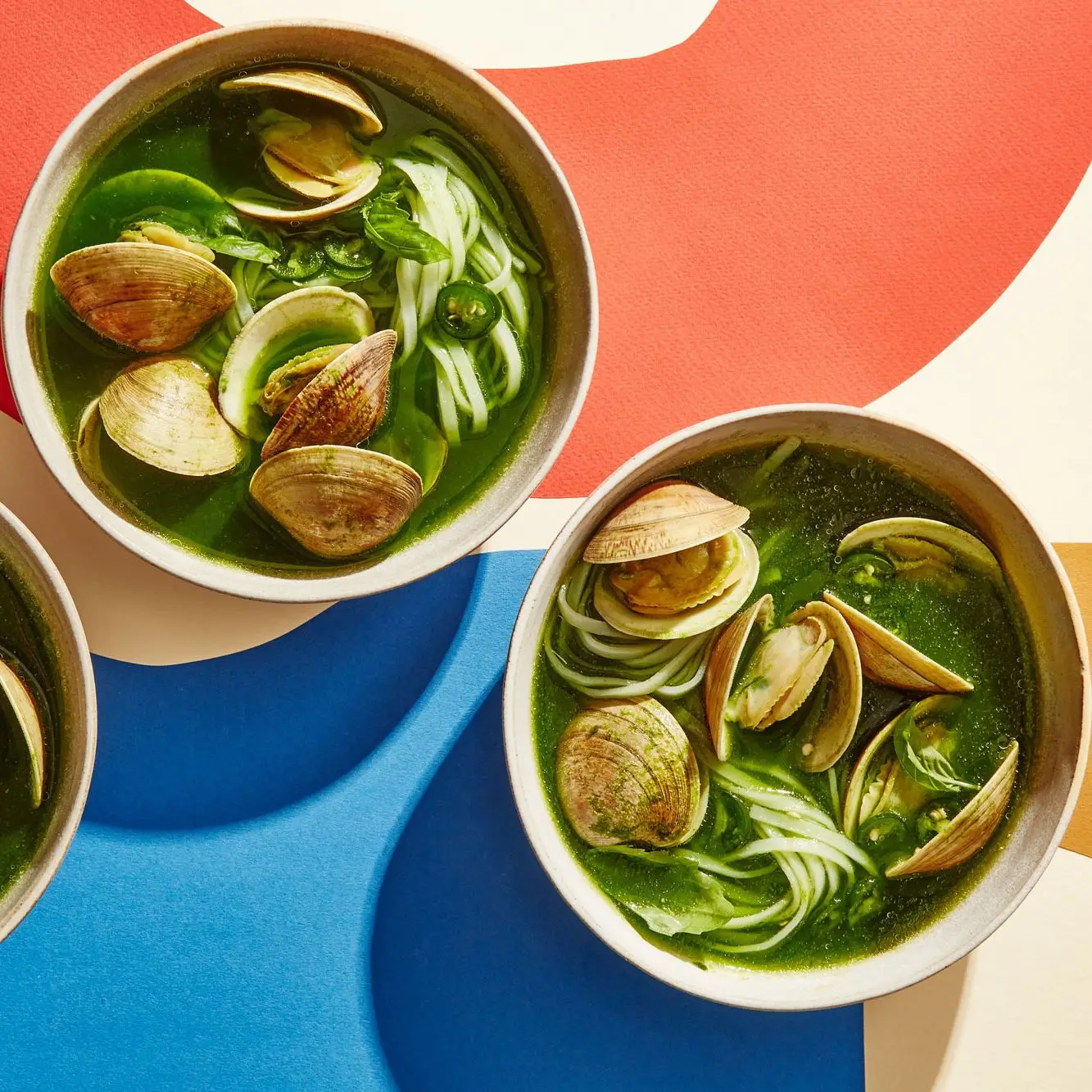 O curry de coco mais verde com amêijoas e macarrão de arroz