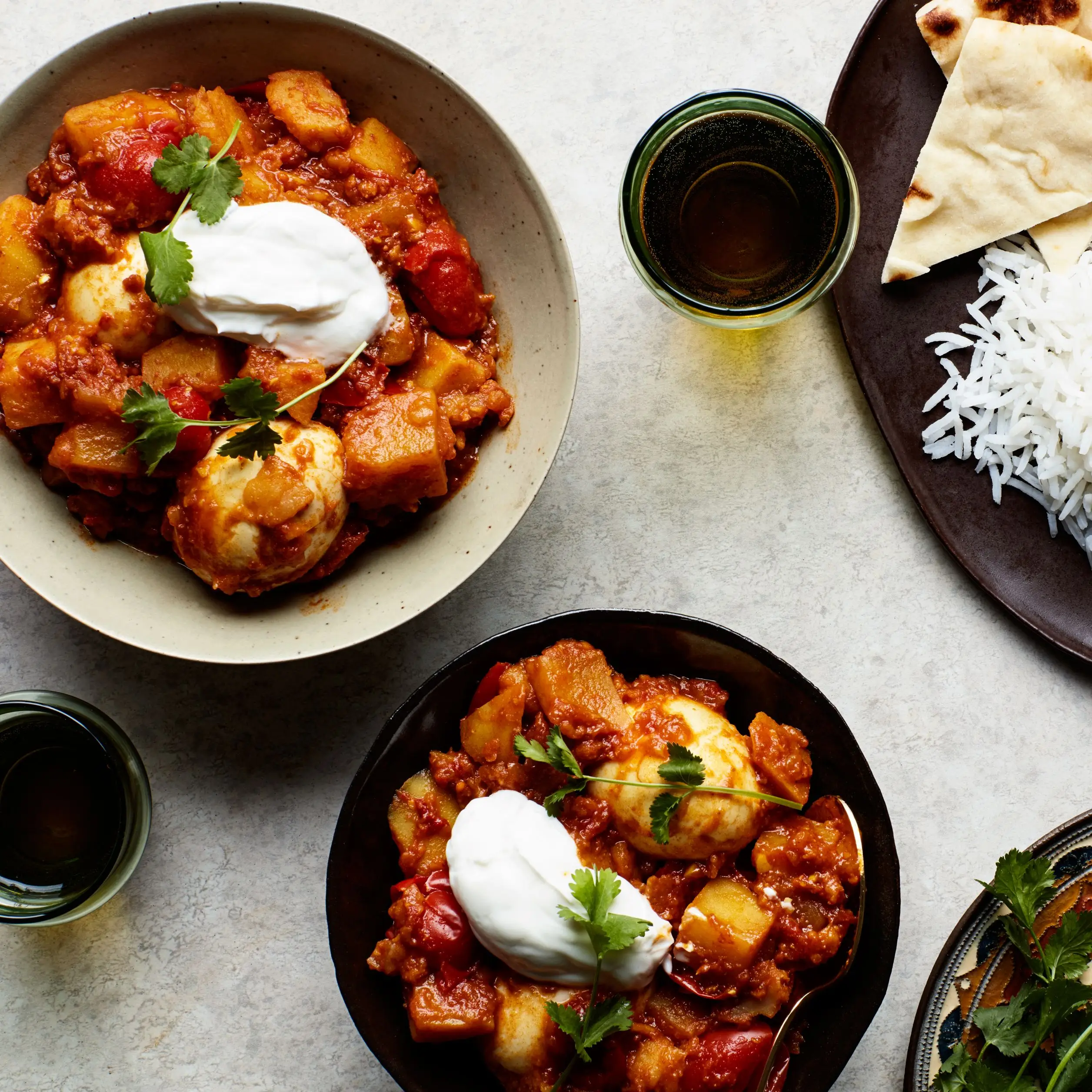 Curry de ovo com tomates e coentro