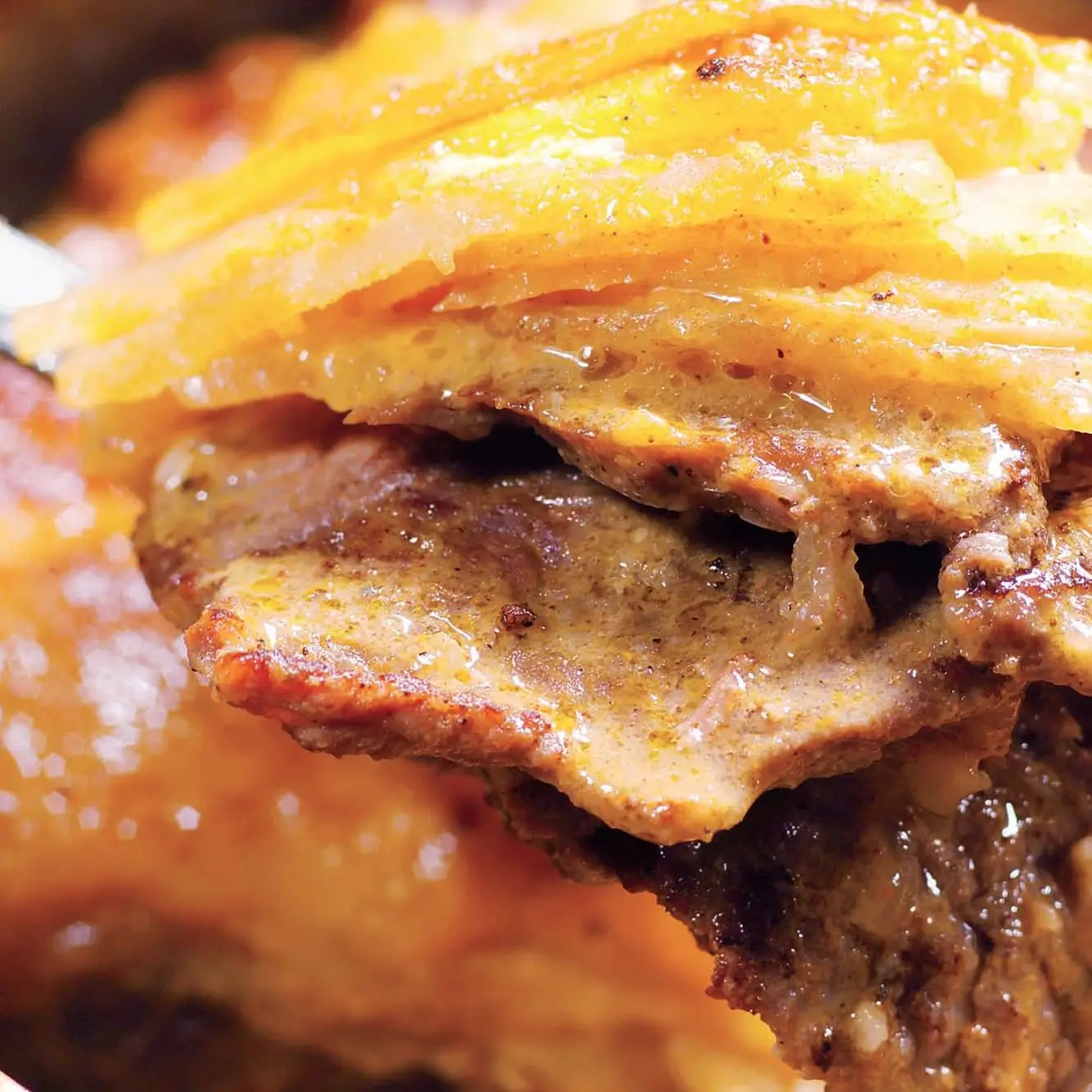 Vegetais de carne e raiz em camadas em um curry de coco picante