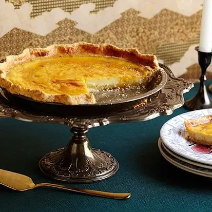 Torta de creme com temperos com crosta de gergelim