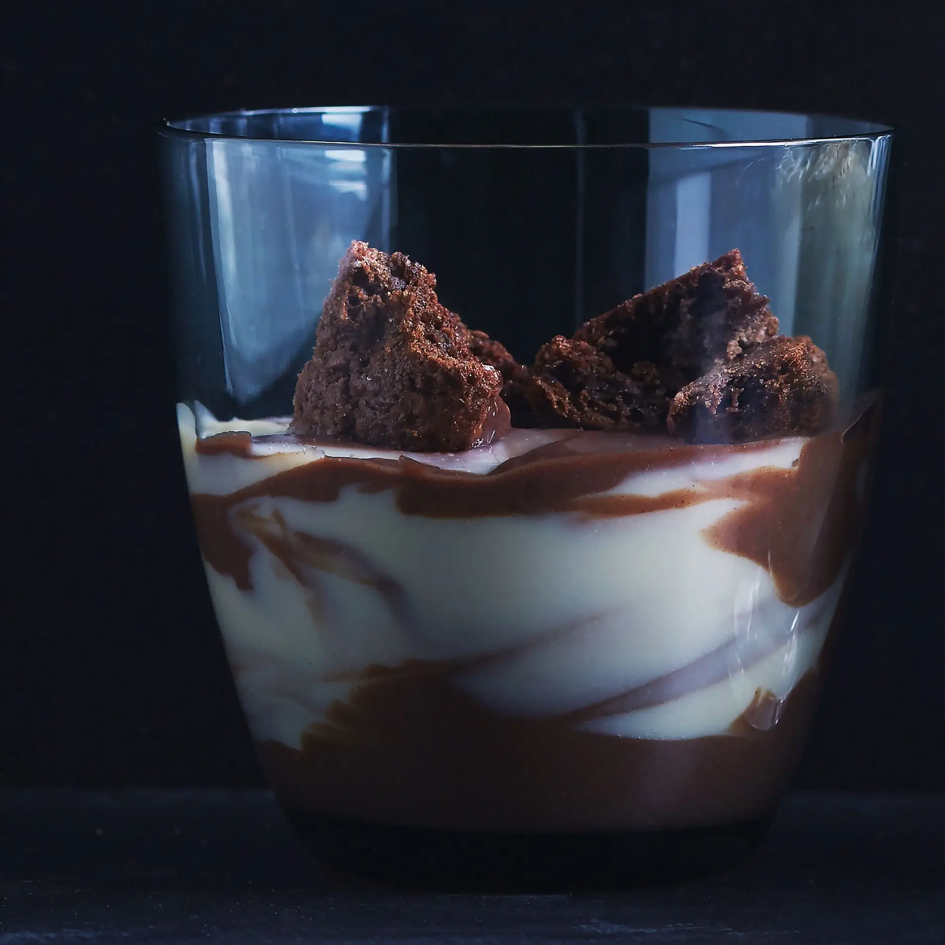 Pudim de chocolate de hortelã em mármore