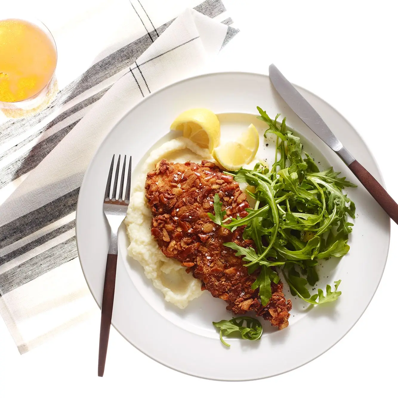 Costas de frango com crosta de pretzel com purê de couve-flor e rúcula