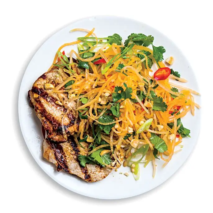 Costeletas de porco com salada de melão