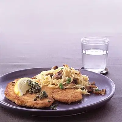 Schnitzel de frango com alcaparras e salsa