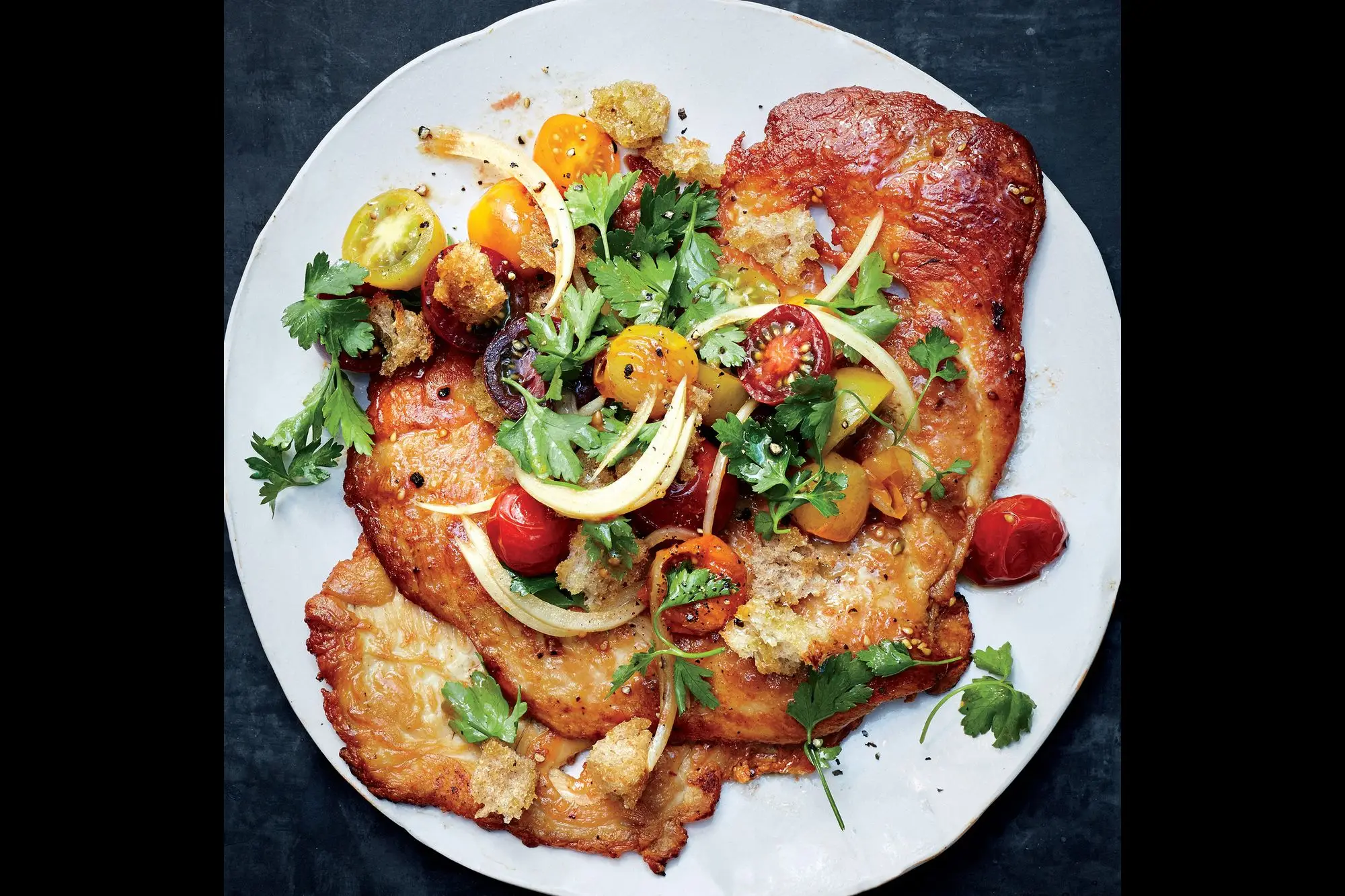 Calhas de frango crocantes com tomate cereja panzanella