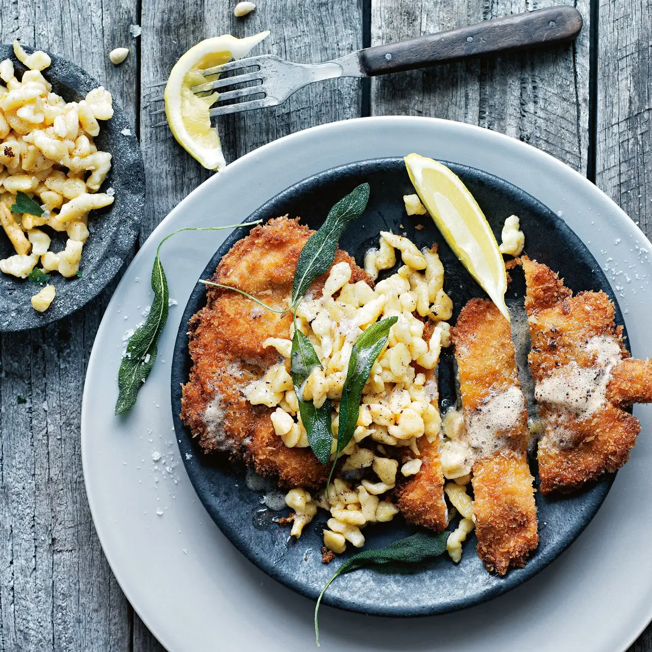 Chicken and Haraway Schnitzel com Spaetzle de soro de leite coalhado