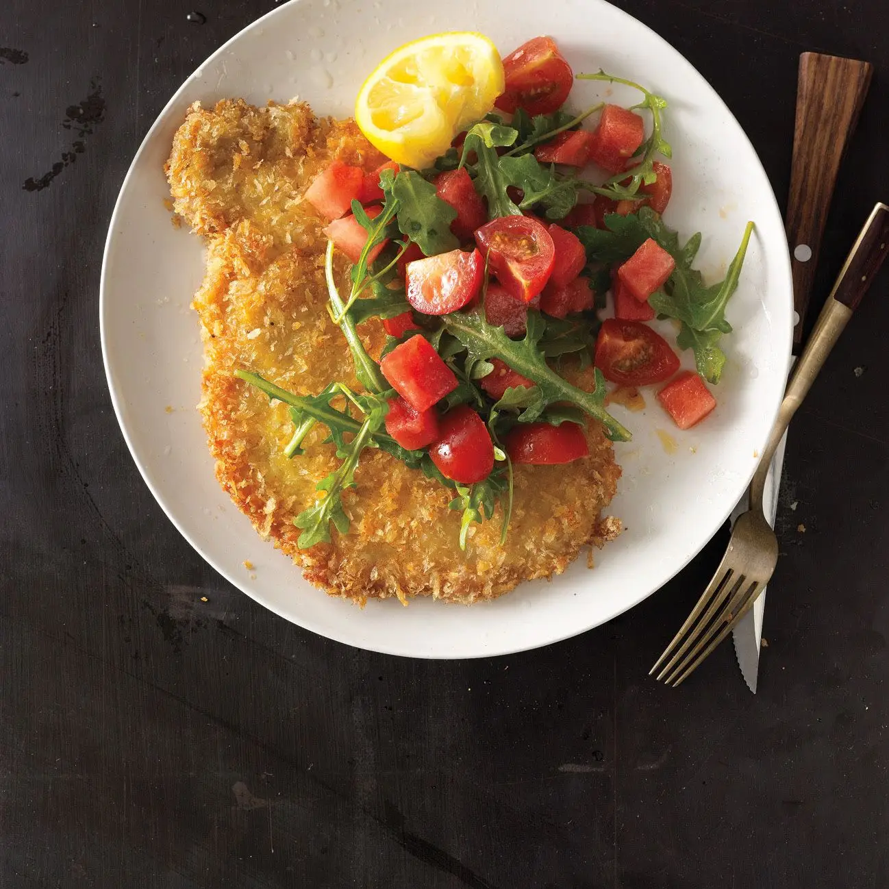 Porco tonkatsu com salada de melancia