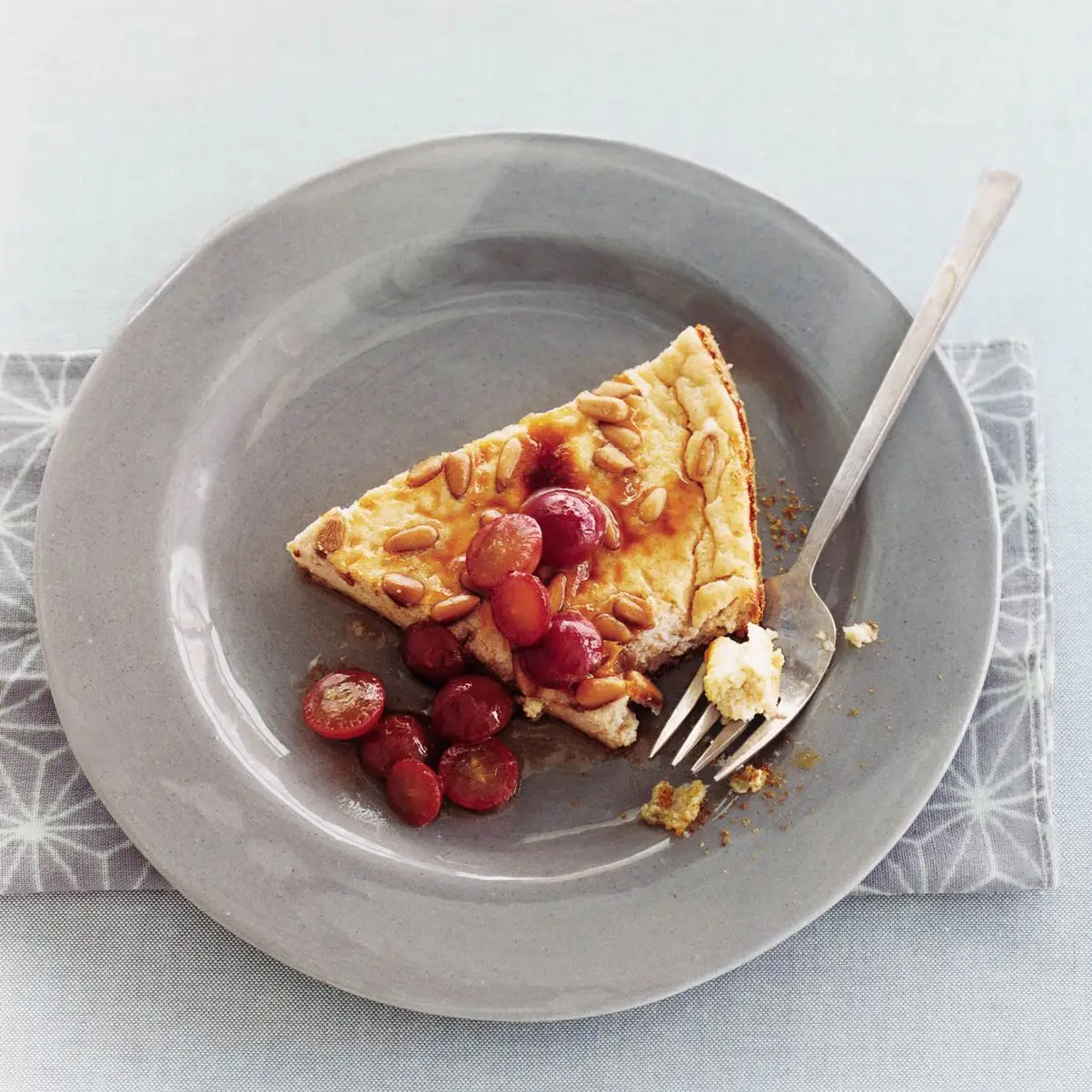 Pudim de ricota doce com uvas assadas